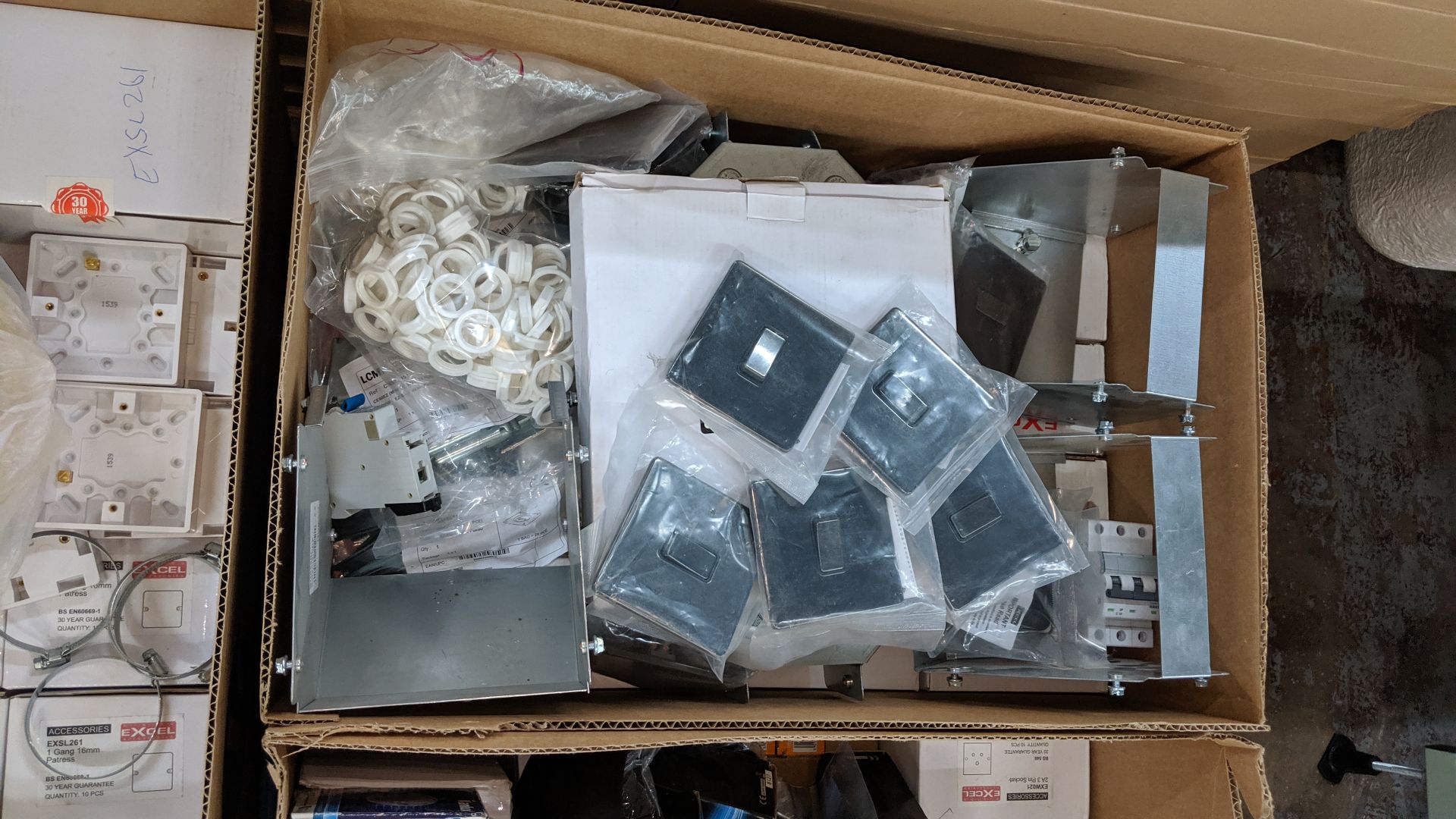 Contents of a pallet of assorted switches, sockets, junction boxes and other electrical products - - Image 5 of 7