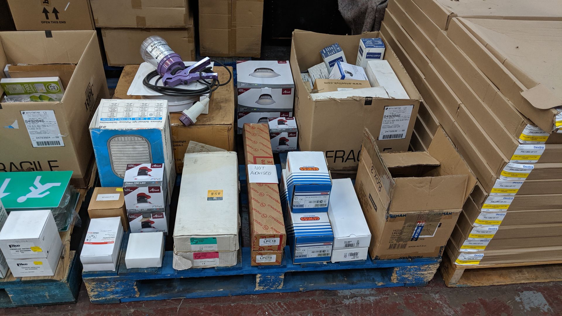 Contents of a pallet of assorted lighting and other electrical products - pallet excluded IMPORTANT: