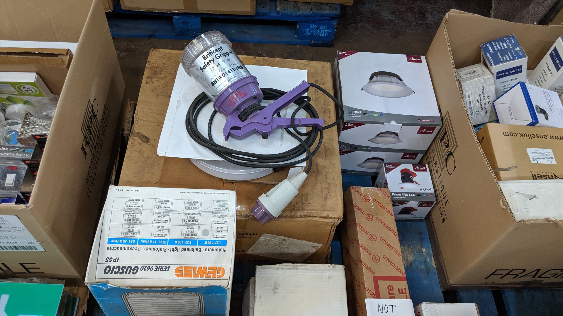 Contents of a pallet of assorted lighting and other electrical products - pallet excluded IMPORTANT: - Image 4 of 7