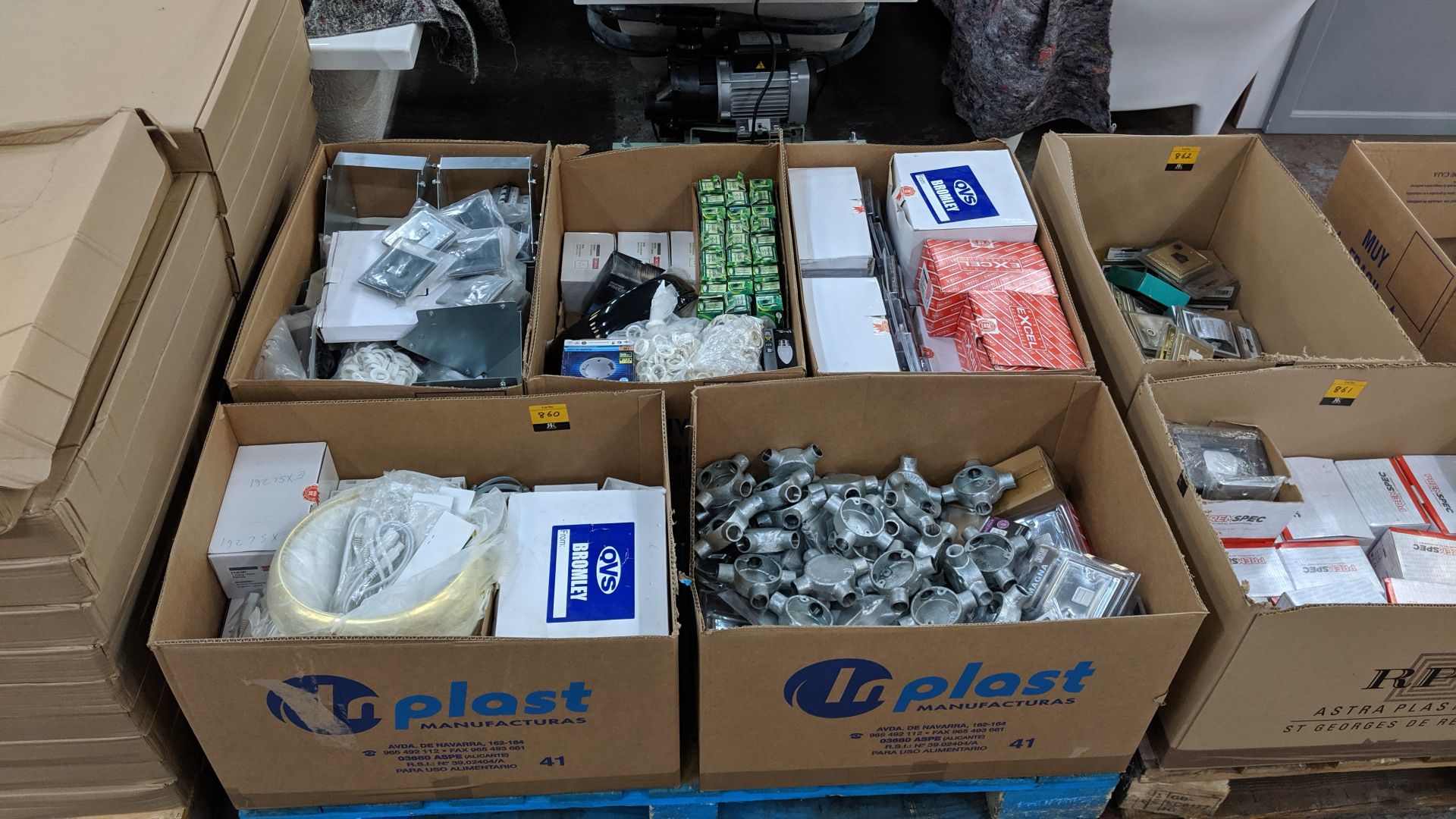 Contents of a pallet of assorted switches, sockets, junction boxes and other electrical products - - Image 2 of 7