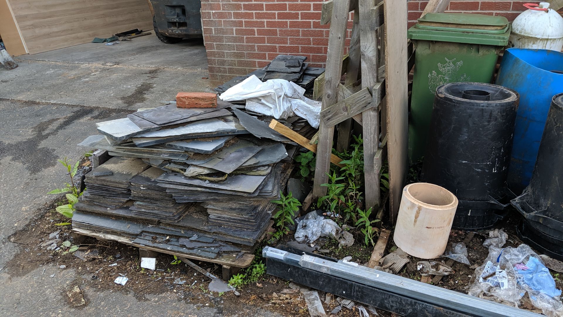 Complete contents of the yard (excluding the two dust extractors and the panels of building cladding - Image 43 of 65