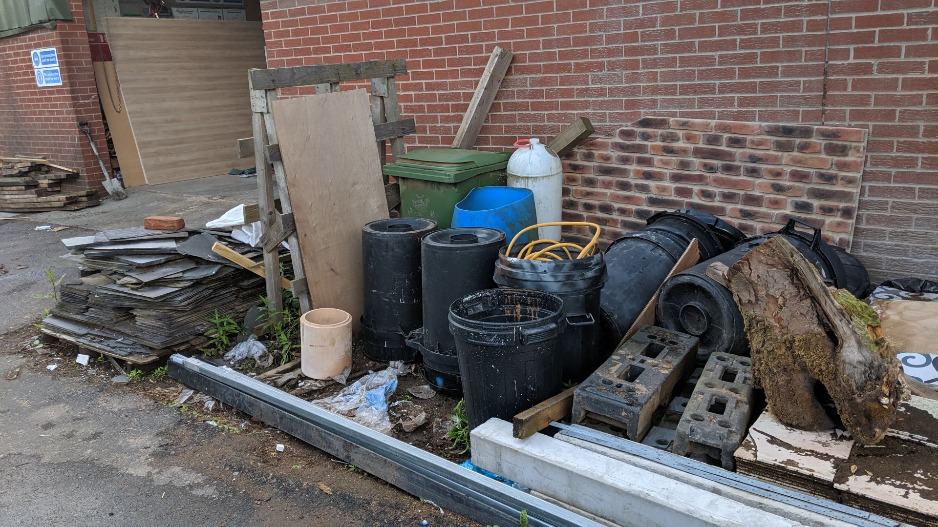 Complete contents of the yard (excluding the two dust extractors and the panels of building cladding - Image 42 of 65