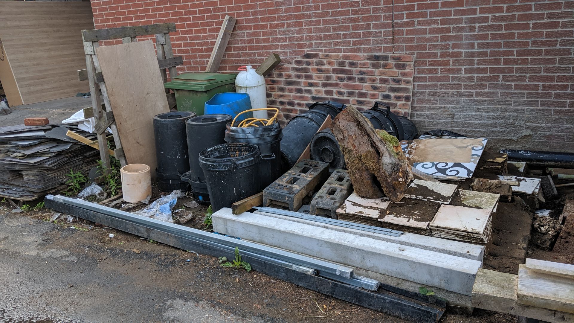 Complete contents of the yard (excluding the two dust extractors and the panels of building cladding - Image 41 of 65