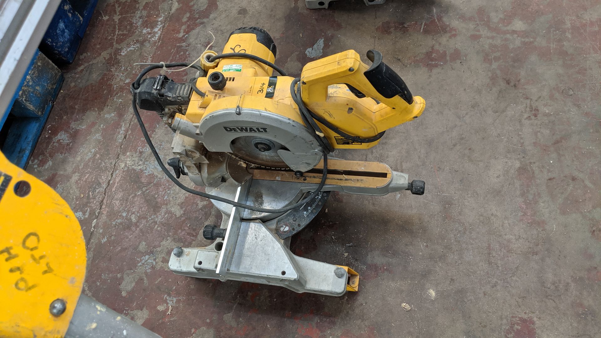 DeWalt 110V DW777-LX mitre saw IMPORTANT: Please remember goods successfully bid upon must be paid - Image 3 of 4