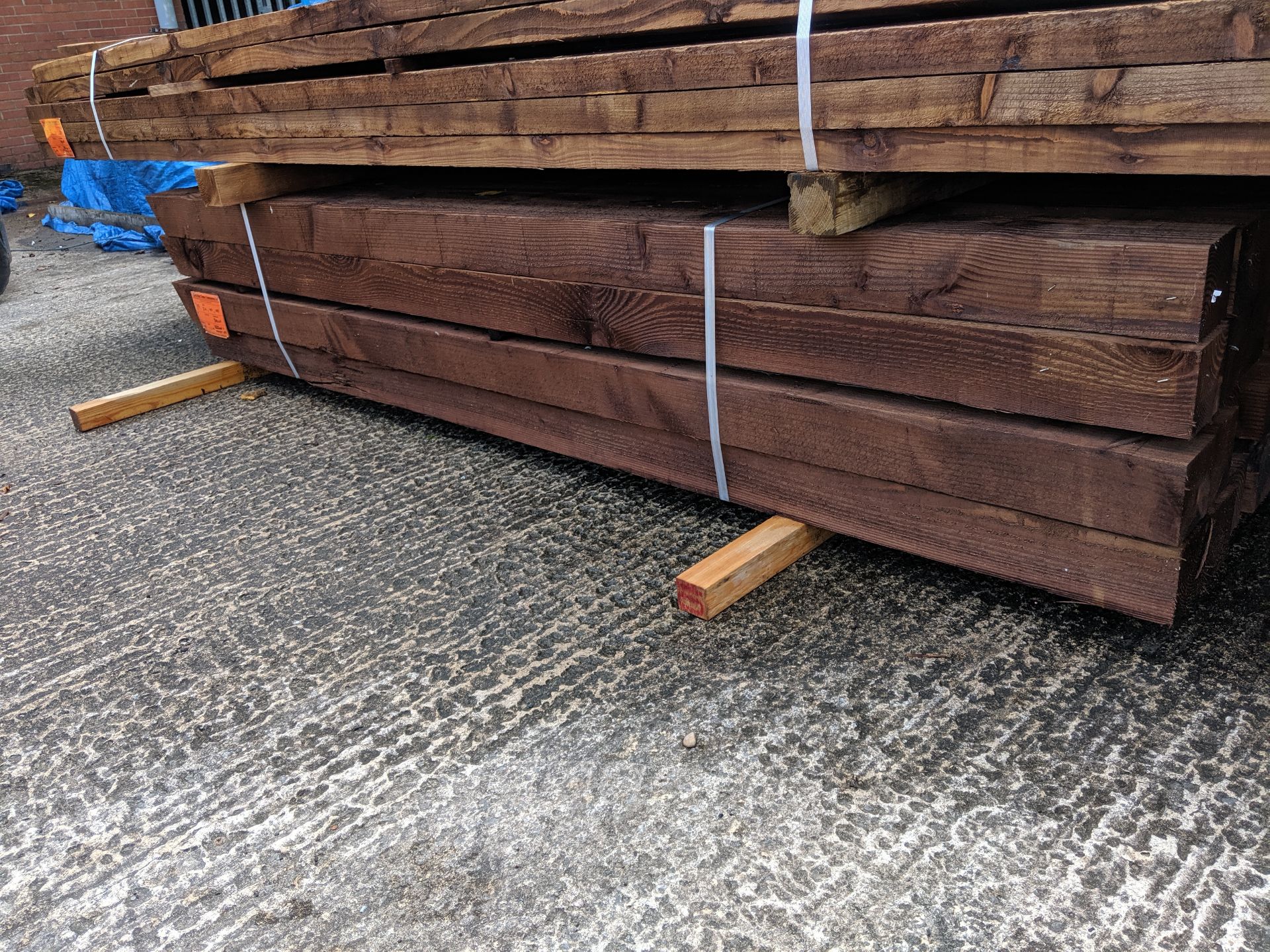 Bundle containing approximately 39 brown treated fence posts, indicated on a label as being size 2.4 - Image 4 of 5