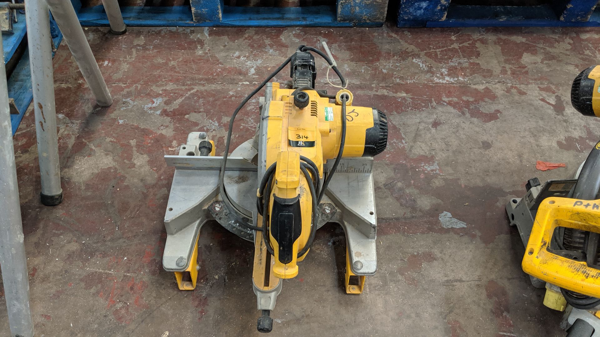 DeWalt 110V DW777-LX mitre saw IMPORTANT: Please remember goods successfully bid upon must be paid