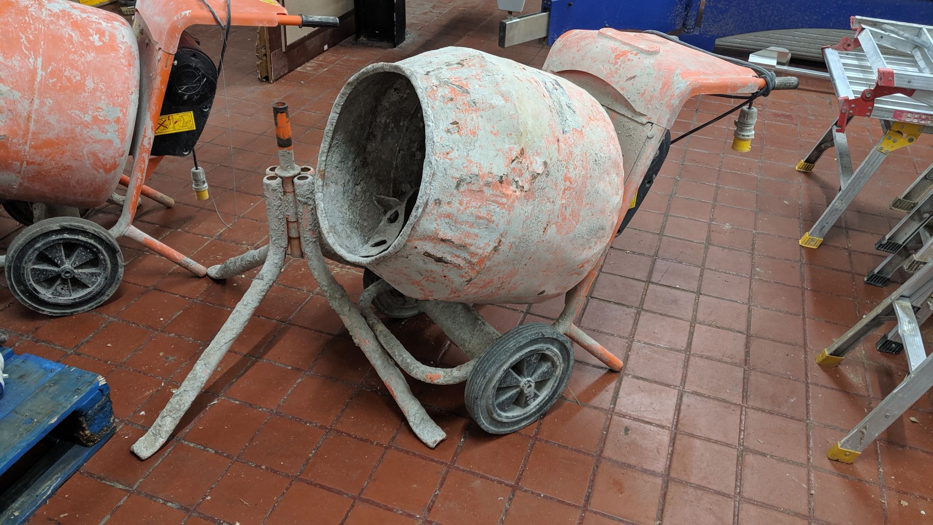 Belle mini mix 150 110V cement mixer, including separate static stand IMPORTANT: Please remember - Image 2 of 6