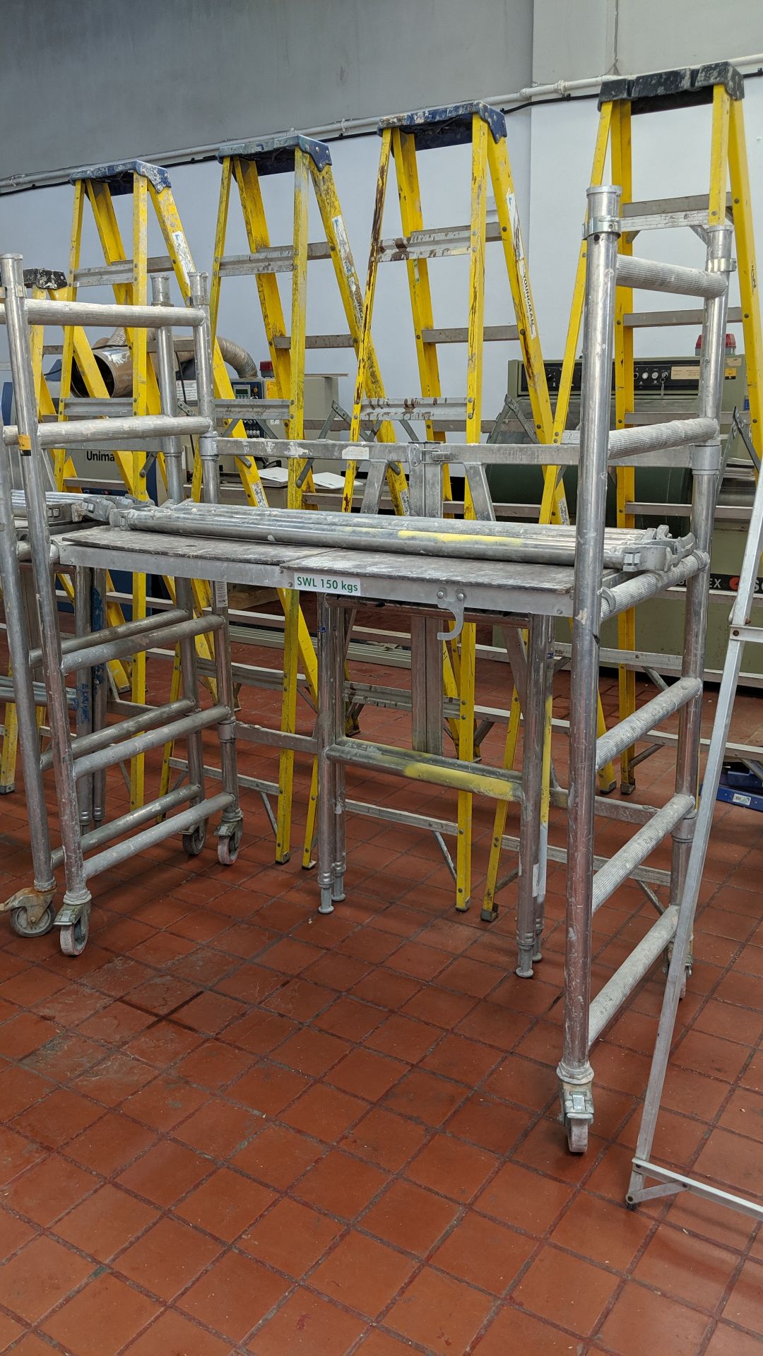 Compact mobile folding scaffold platform, comprising tower as assembled/pictured, 2 off extension - Image 5 of 7