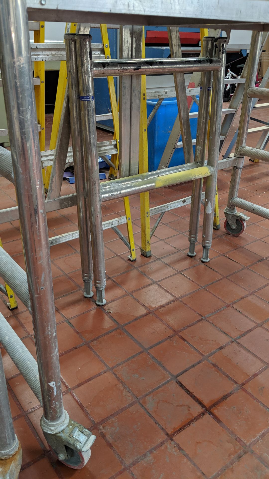 Compact mobile folding scaffold platform, comprising tower as assembled/pictured, 2 off extension - Image 3 of 7