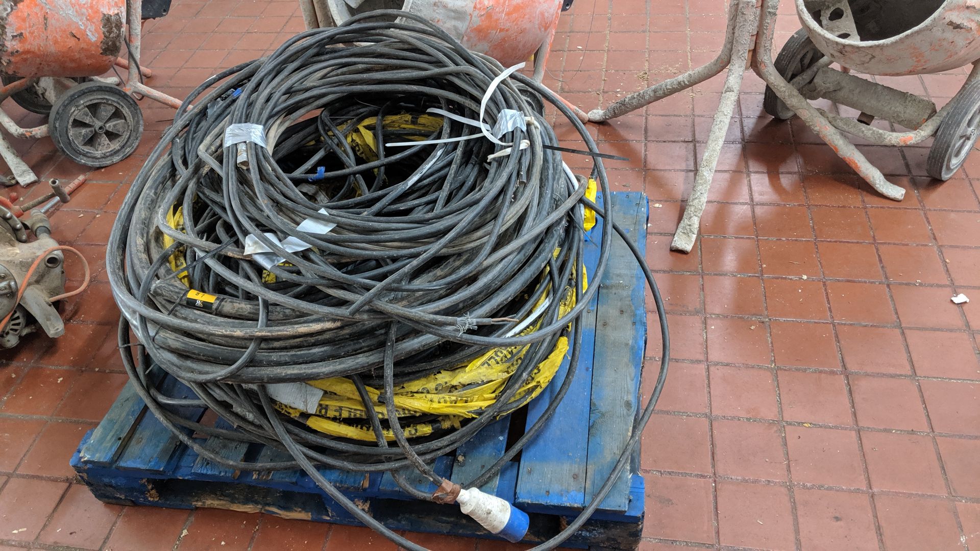 The contents of a pallet of heavy duty electrical cable - appears to be armoured IMPORTANT: Please - Image 2 of 5