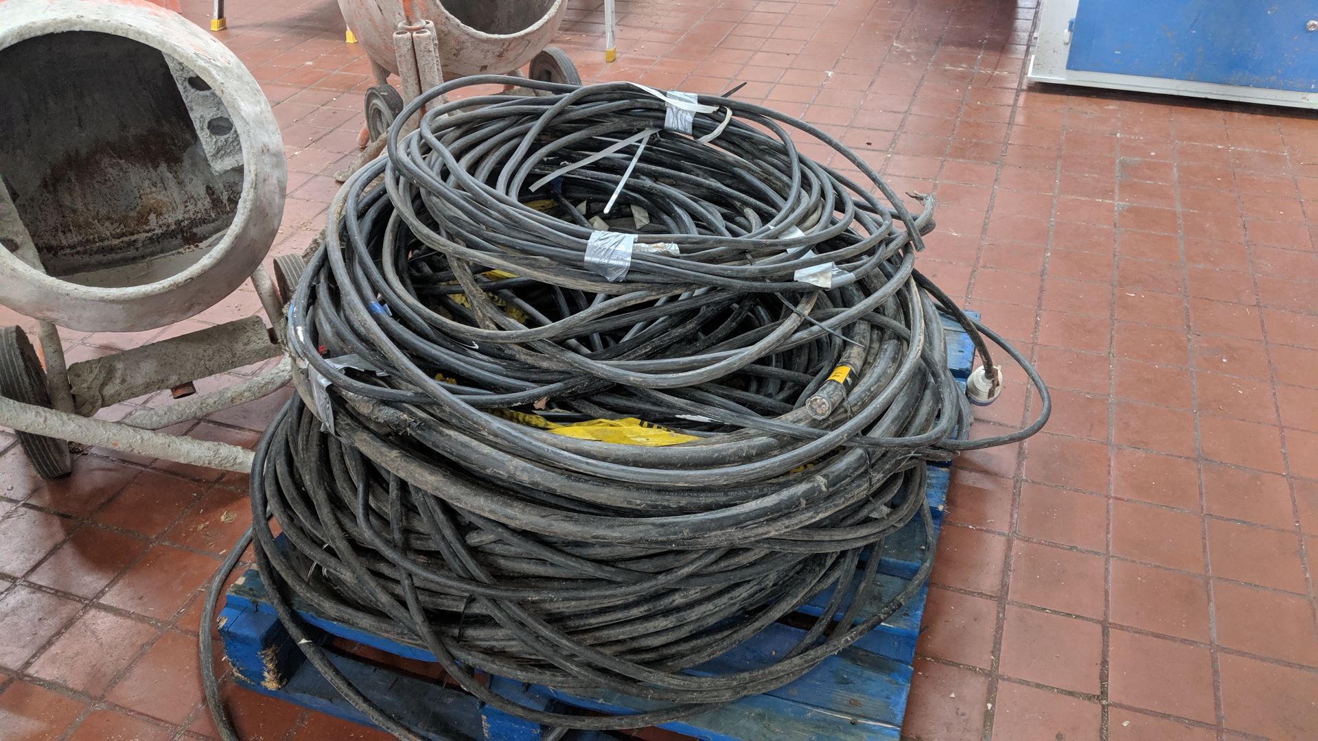 The contents of a pallet of heavy duty electrical cable - appears to be armoured IMPORTANT: Please - Image 5 of 5