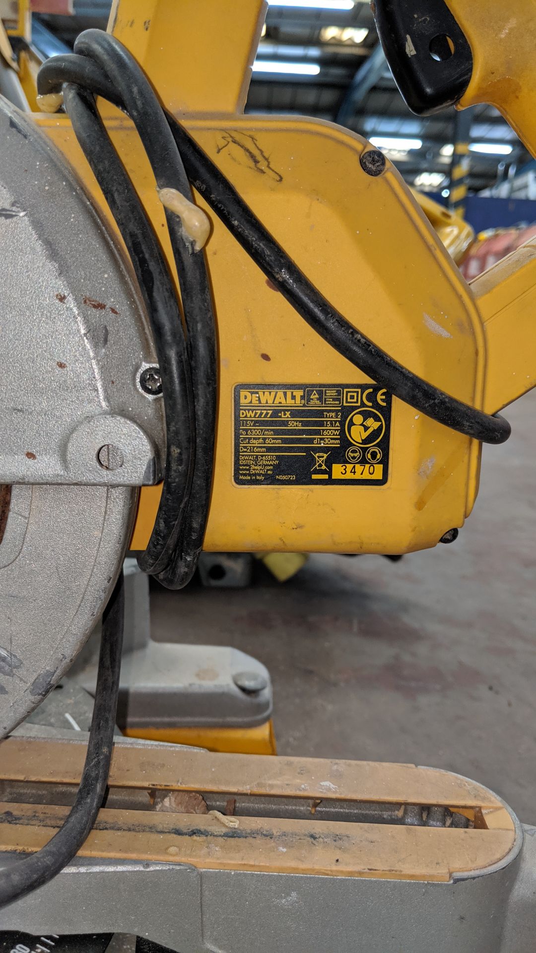 DeWalt 110V DW777-LX mitre saw IMPORTANT: Please remember goods successfully bid upon must be paid - Image 4 of 4