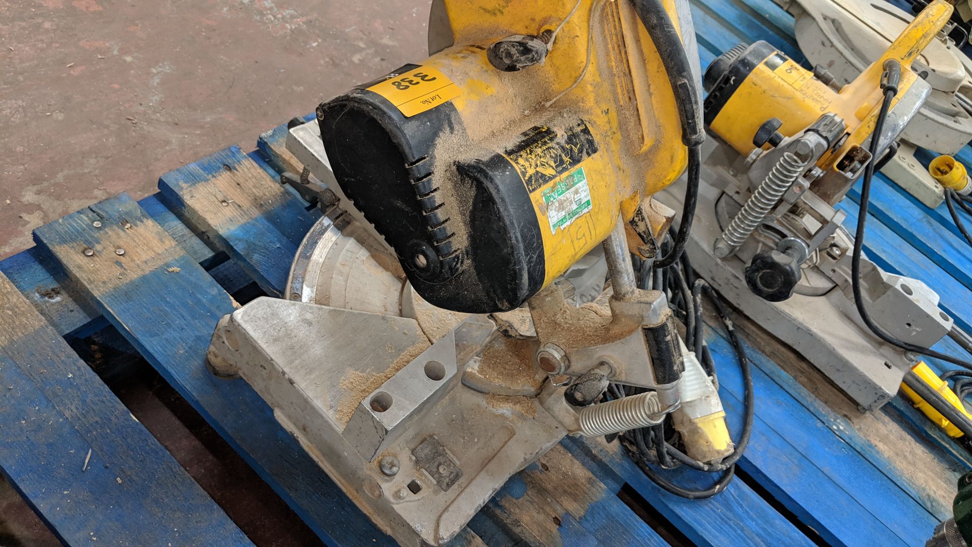 DeWalt 110V mitre saw IMPORTANT: Please remember goods successfully bid upon must be paid for and - Image 5 of 5