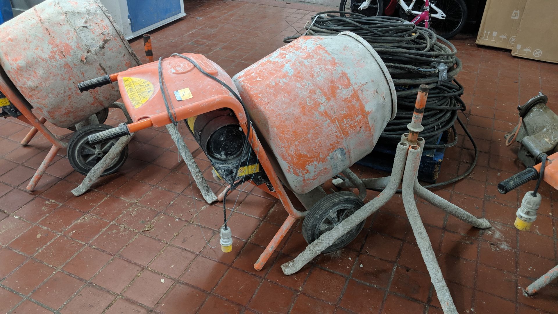 Belle mini mix 150 110V cement mixer, including separate static stand IMPORTANT: Please remember - Image 3 of 5