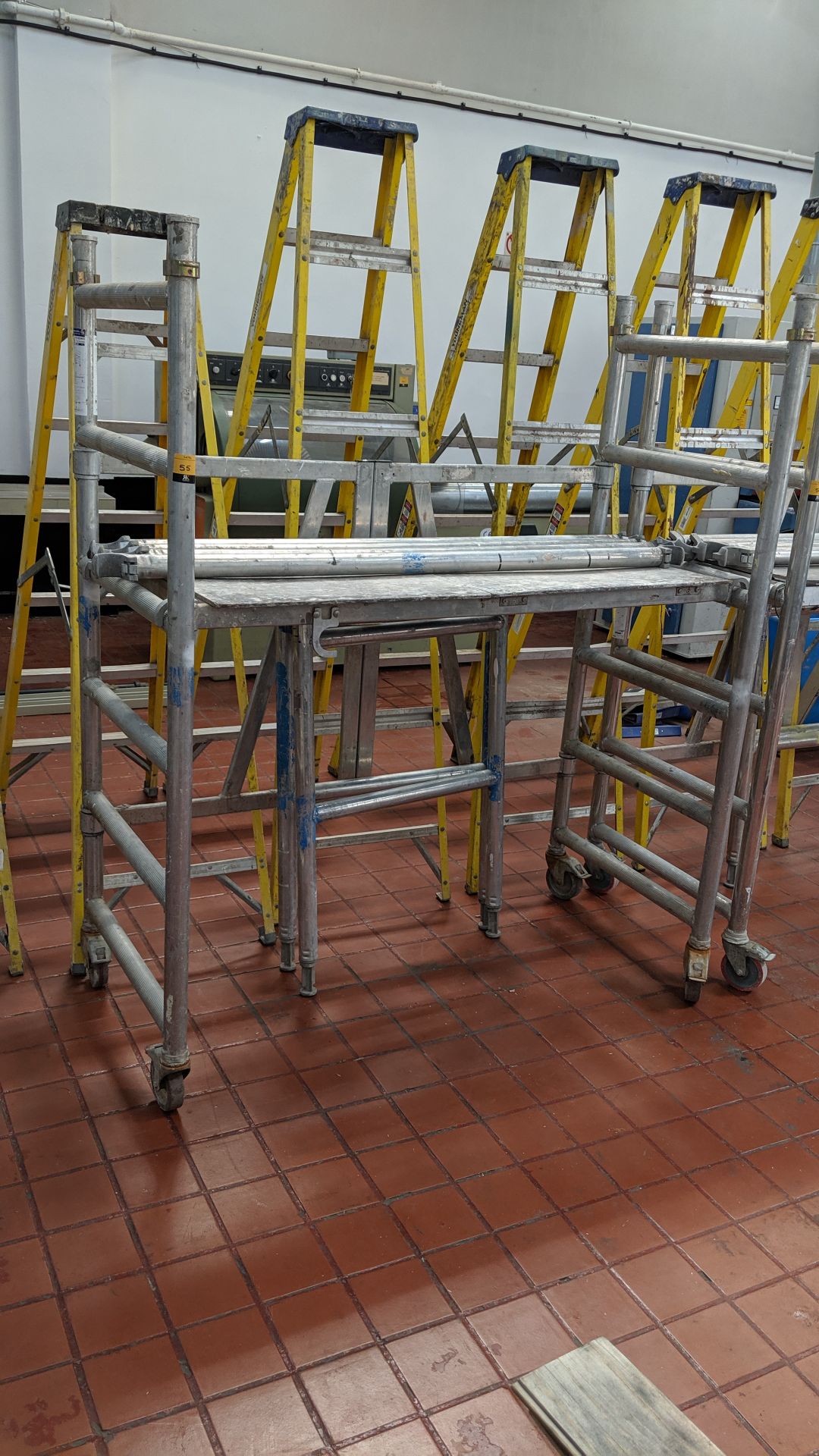 Compact mobile folding scaffold platform, comprising tower as assembled/pictured, 2 off extension - Image 2 of 7