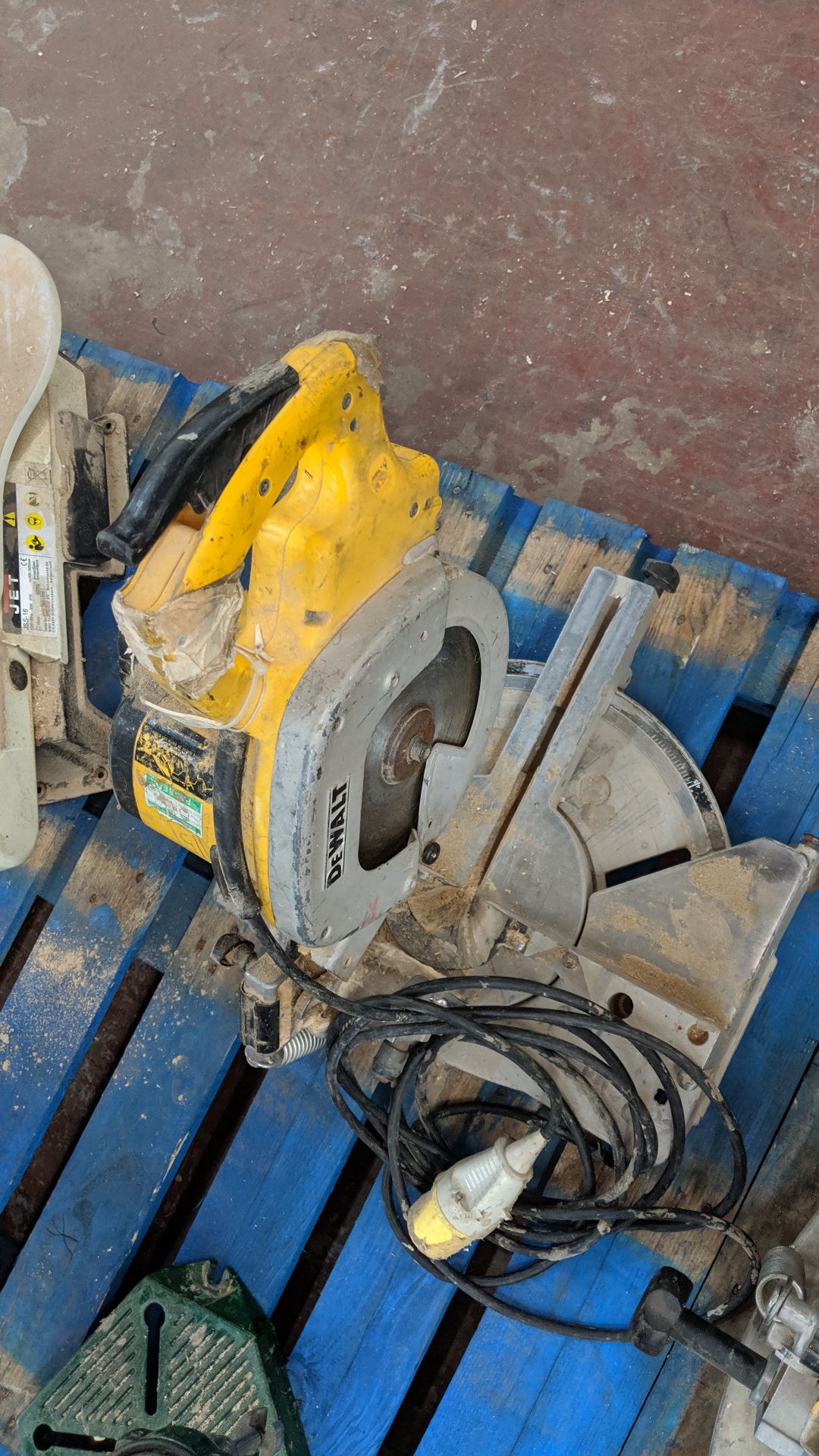 DeWalt 110V mitre saw IMPORTANT: Please remember goods successfully bid upon must be paid for and - Image 3 of 5