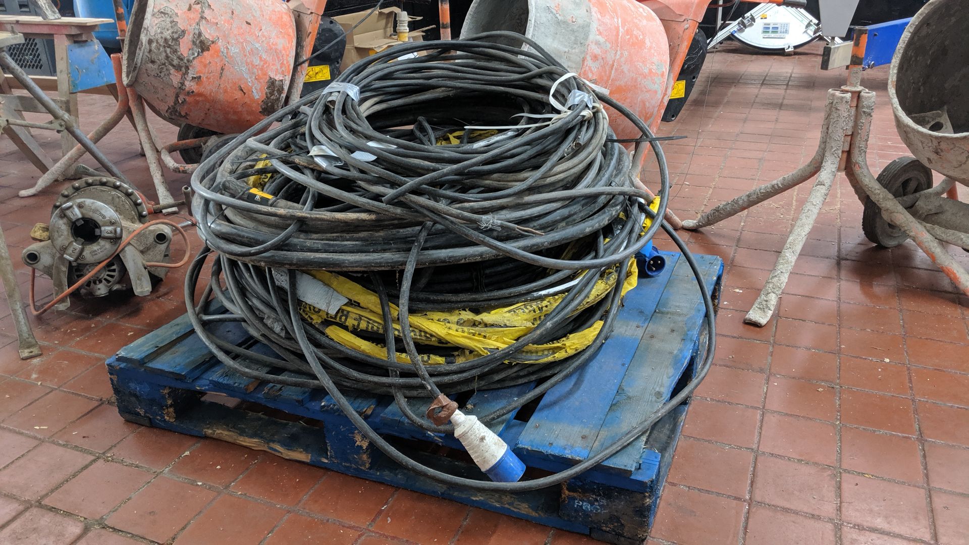 The contents of a pallet of heavy duty electrical cable - appears to be armoured IMPORTANT: Please - Image 3 of 5