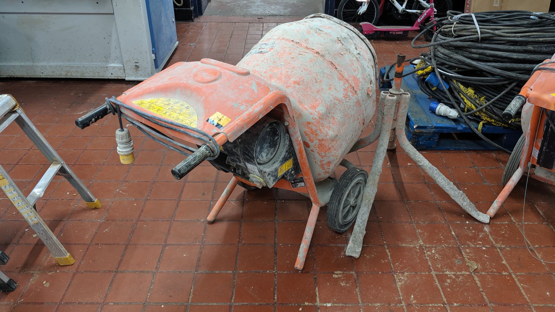 Belle mini mix 150 110V cement mixer, including separate static stand IMPORTANT: Please remember - Image 4 of 6