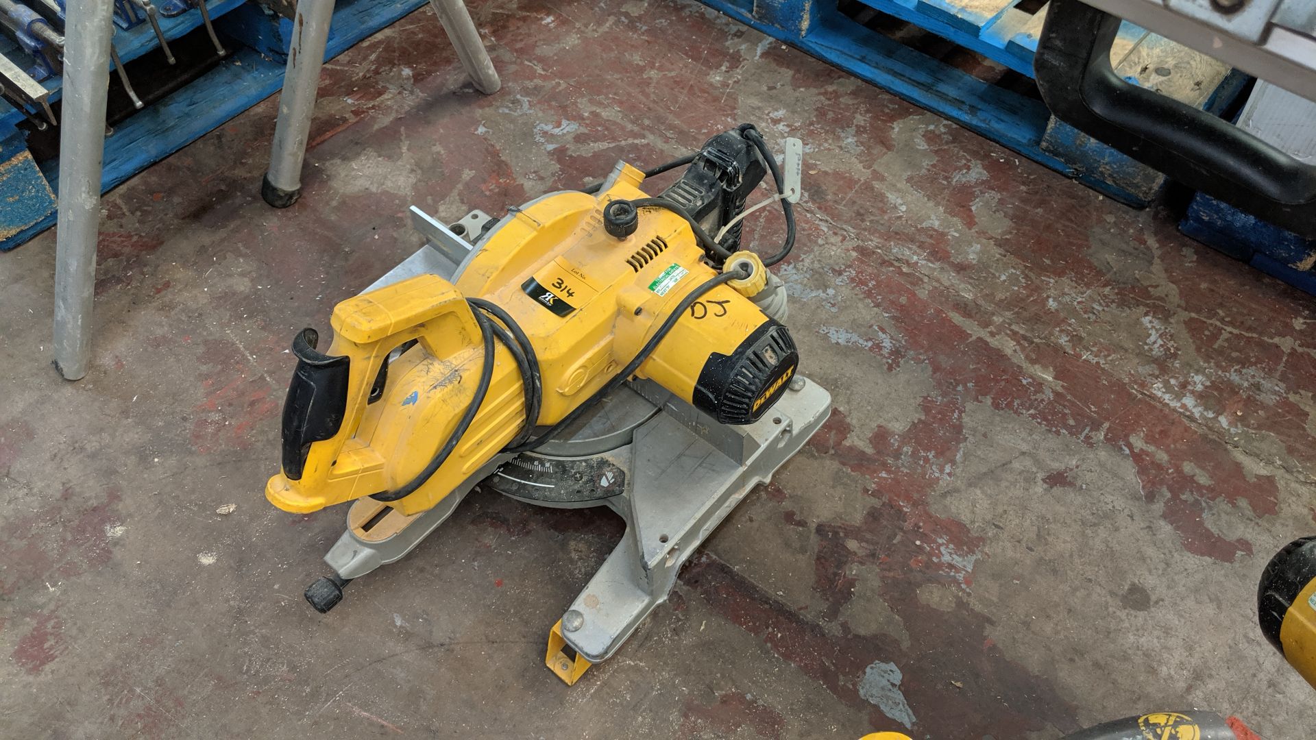 DeWalt 110V DW777-LX mitre saw IMPORTANT: Please remember goods successfully bid upon must be paid - Image 2 of 4