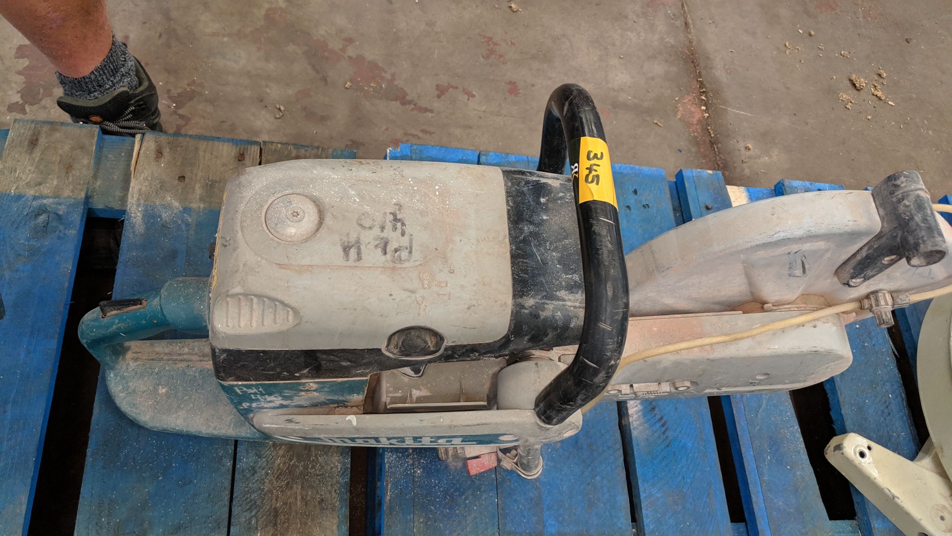 Makita petrol saw - missing starter handle IMPORTANT: Please remember goods successfully bid upon - Image 4 of 4