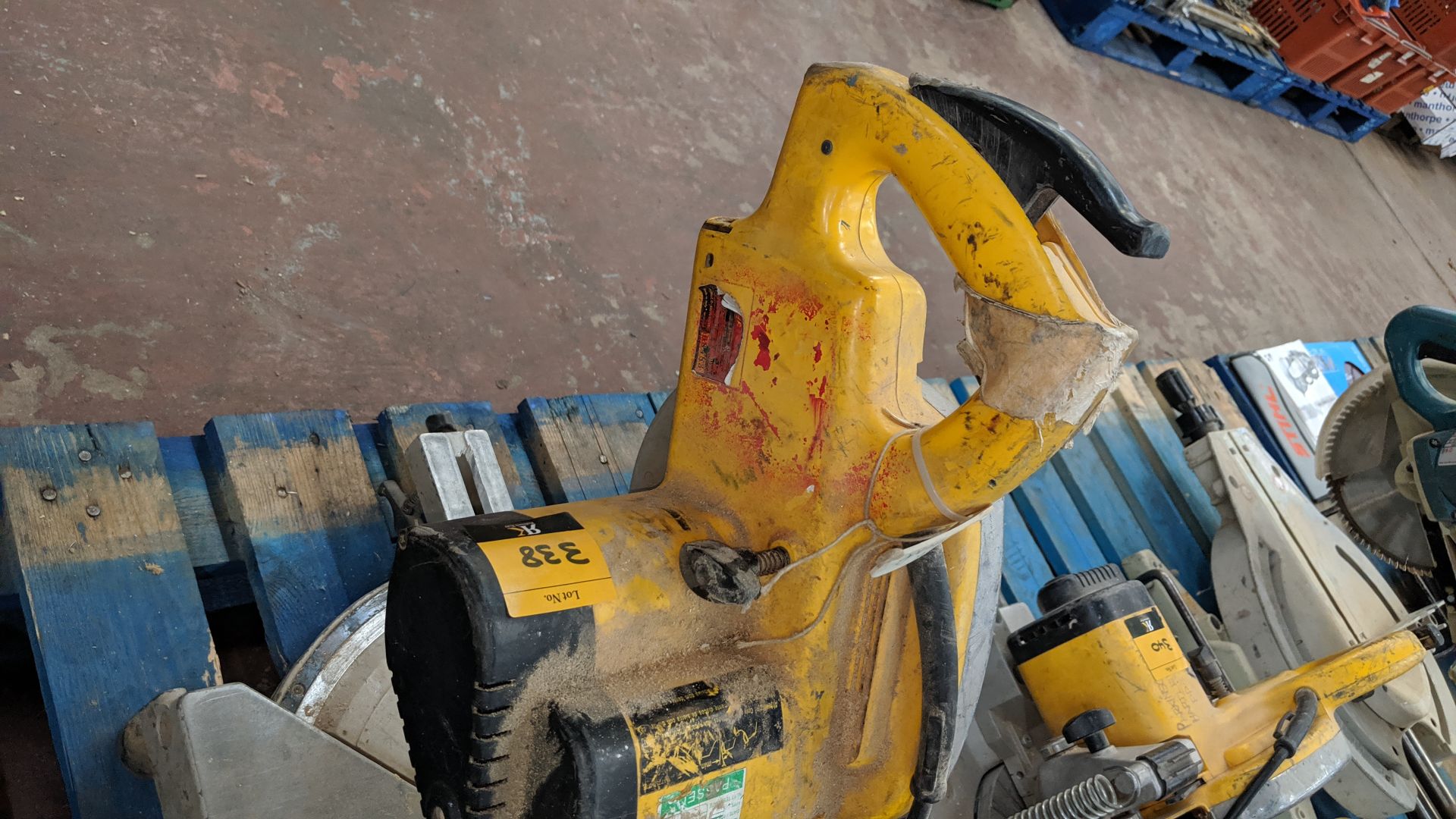 DeWalt 110V mitre saw IMPORTANT: Please remember goods successfully bid upon must be paid for and - Image 4 of 5