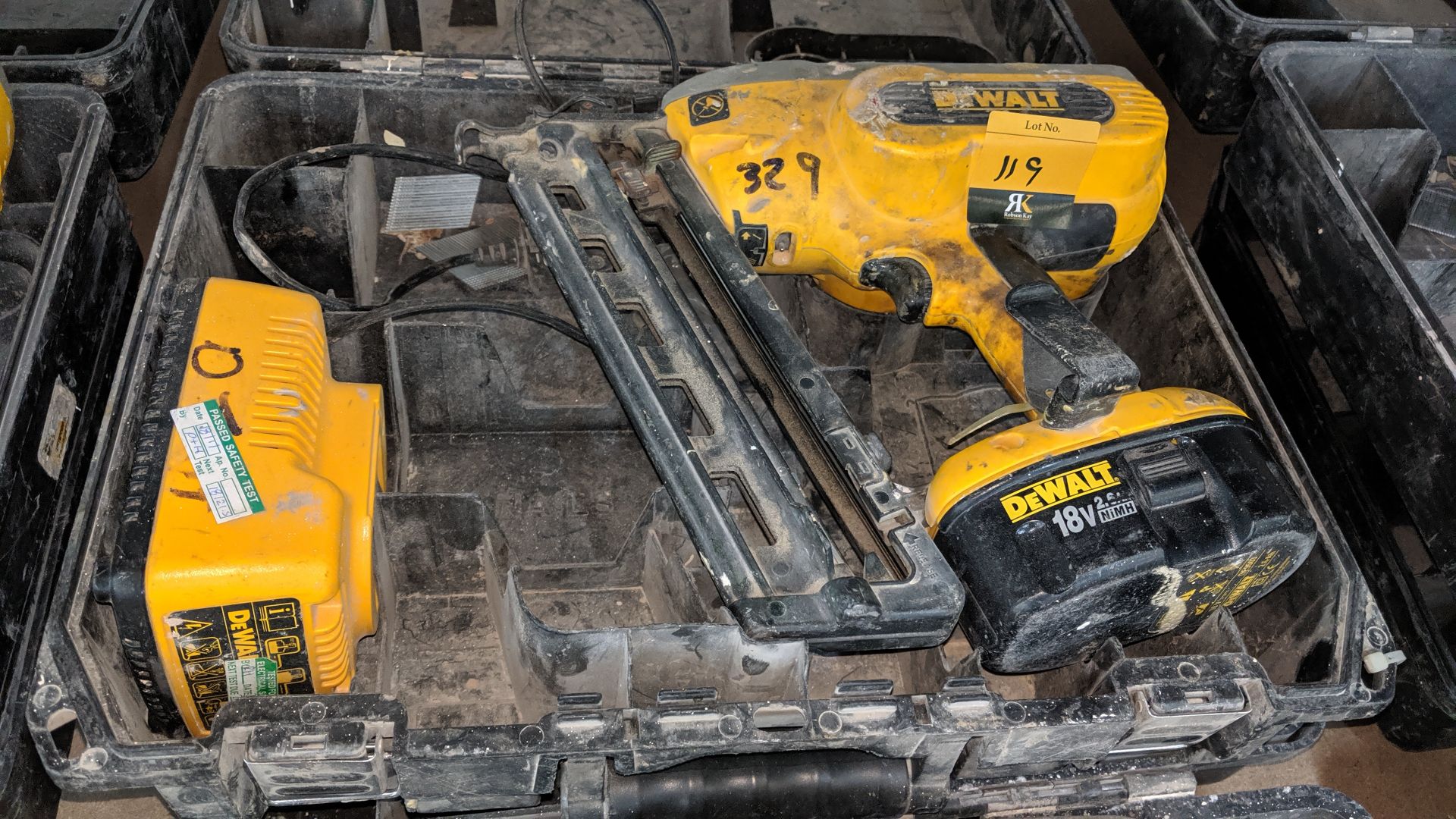 DeWalt cordless nail gun model DC618, including 1 off battery, 1 off charger & 1 off carry case - Image 2 of 3