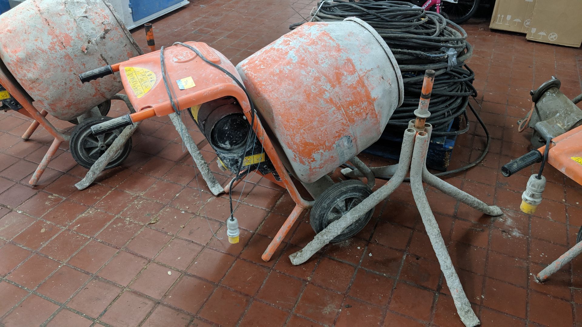 Belle mini mix 150 110V cement mixer, including separate static stand IMPORTANT: Please remember - Image 4 of 5