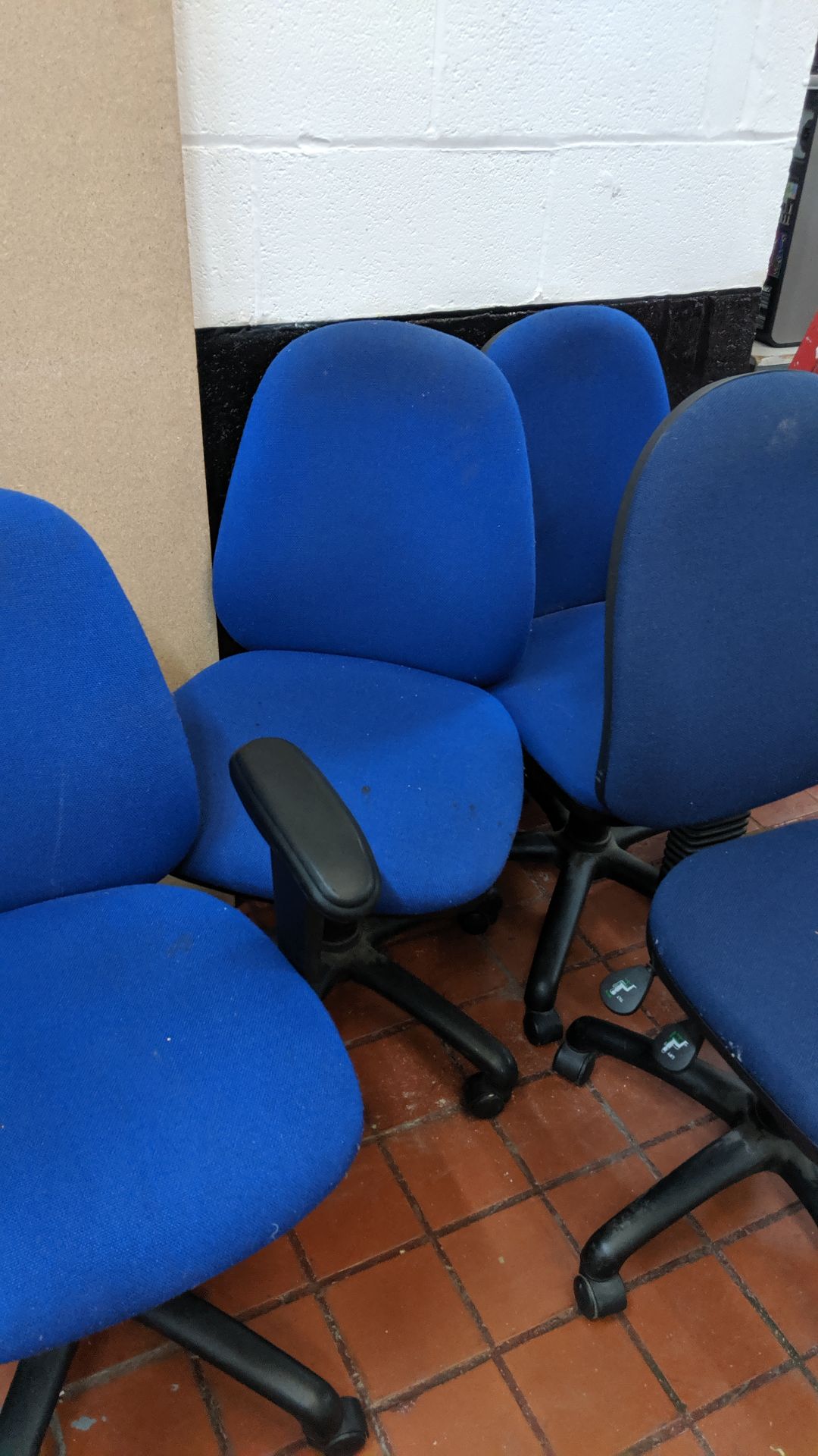 4 off assorted operator's chairs IMPORTANT: Please remember goods successfully bid upon must be paid - Image 5 of 6