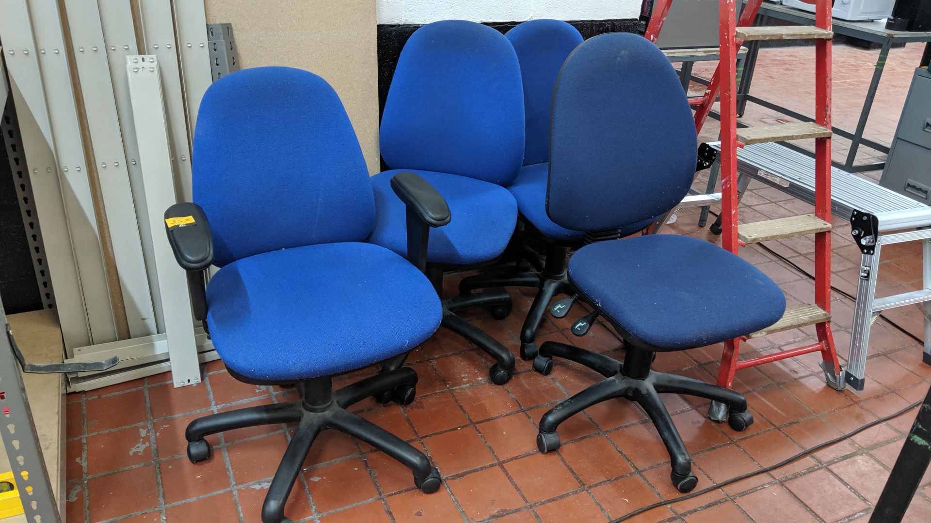 4 off assorted operator's chairs IMPORTANT: Please remember goods successfully bid upon must be paid - Image 3 of 6