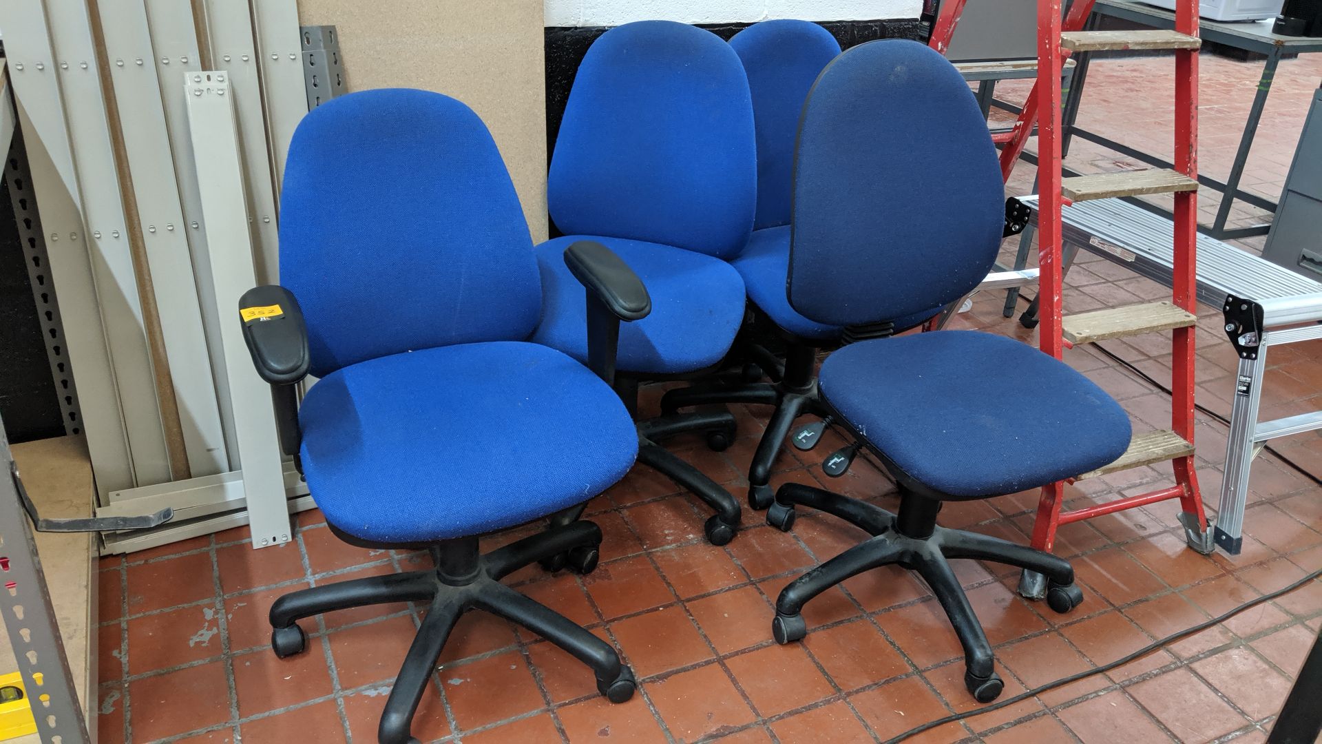 4 off assorted operator's chairs IMPORTANT: Please remember goods successfully bid upon must be paid - Image 2 of 6