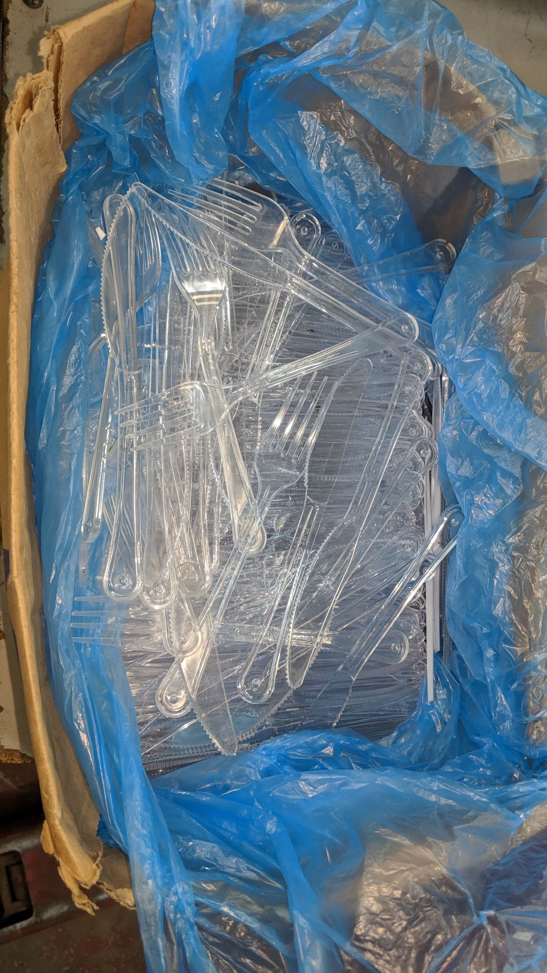 Box of plastic knives & forks, primarily knives IMPORTANT: Please remember goods successfully bid - Image 3 of 3