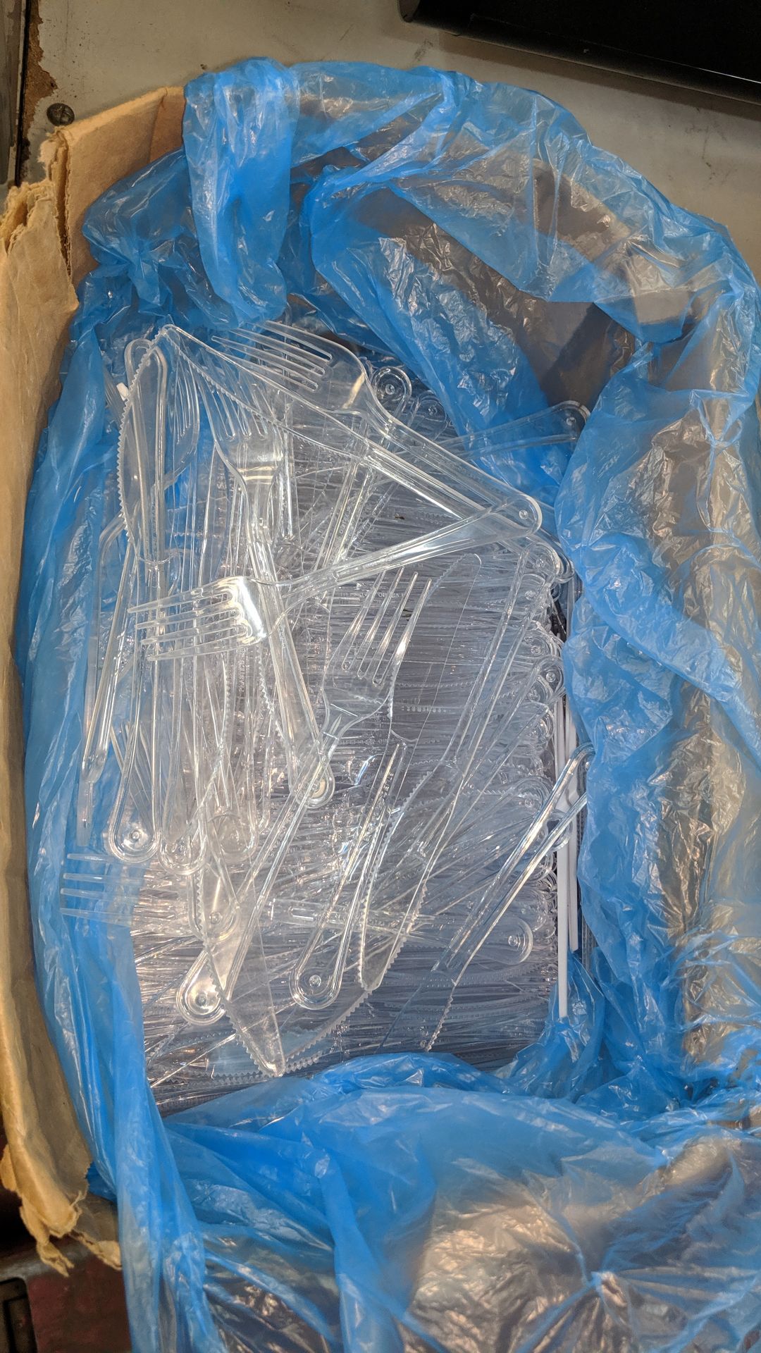 Box of plastic knives & forks, primarily knives IMPORTANT: Please remember goods successfully bid - Image 2 of 3