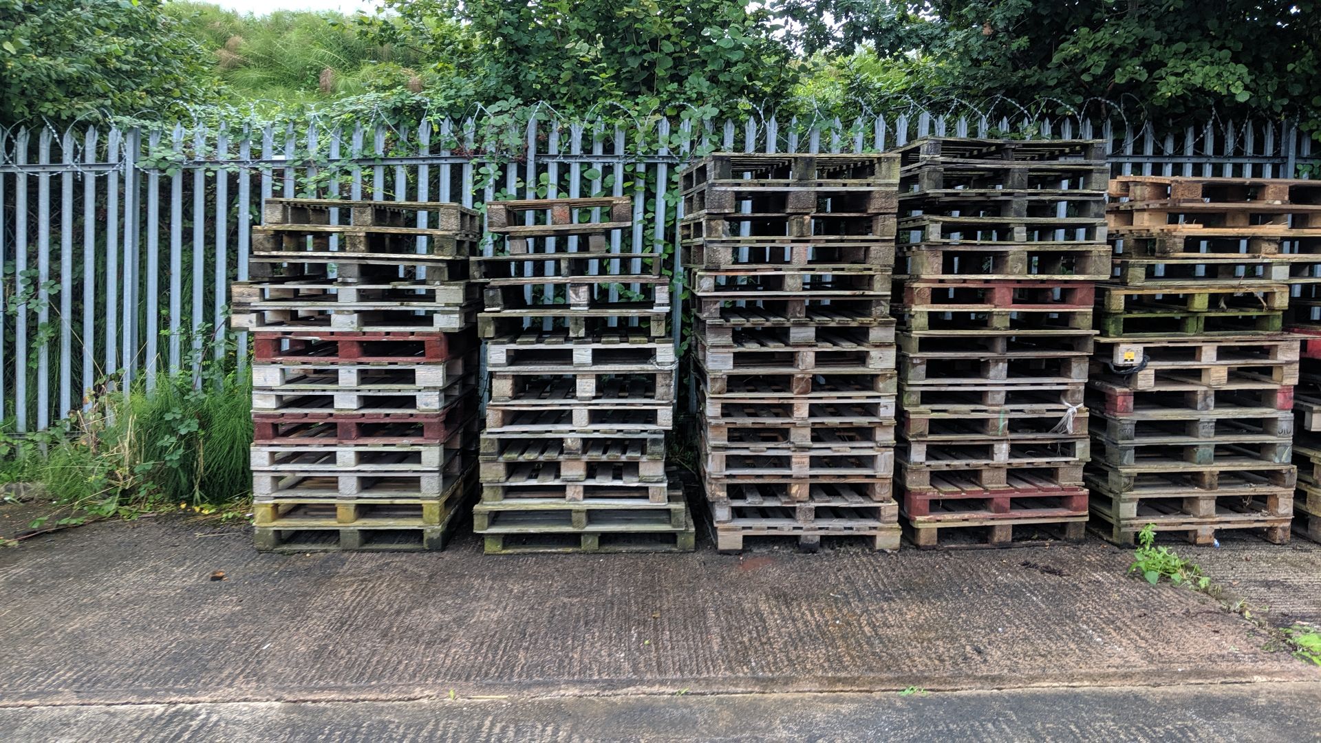 8 stacks of pallets - this lot consists of approx. 110 pallets in total. A strict condition of - Image 4 of 6