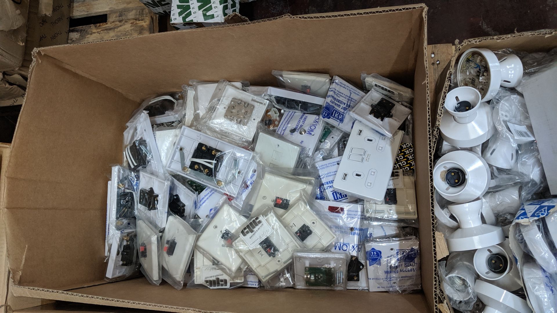 Contents of a pallet consisting of 5 boxes of sockets, switches, pattress boxes & more - pallet - Image 5 of 7