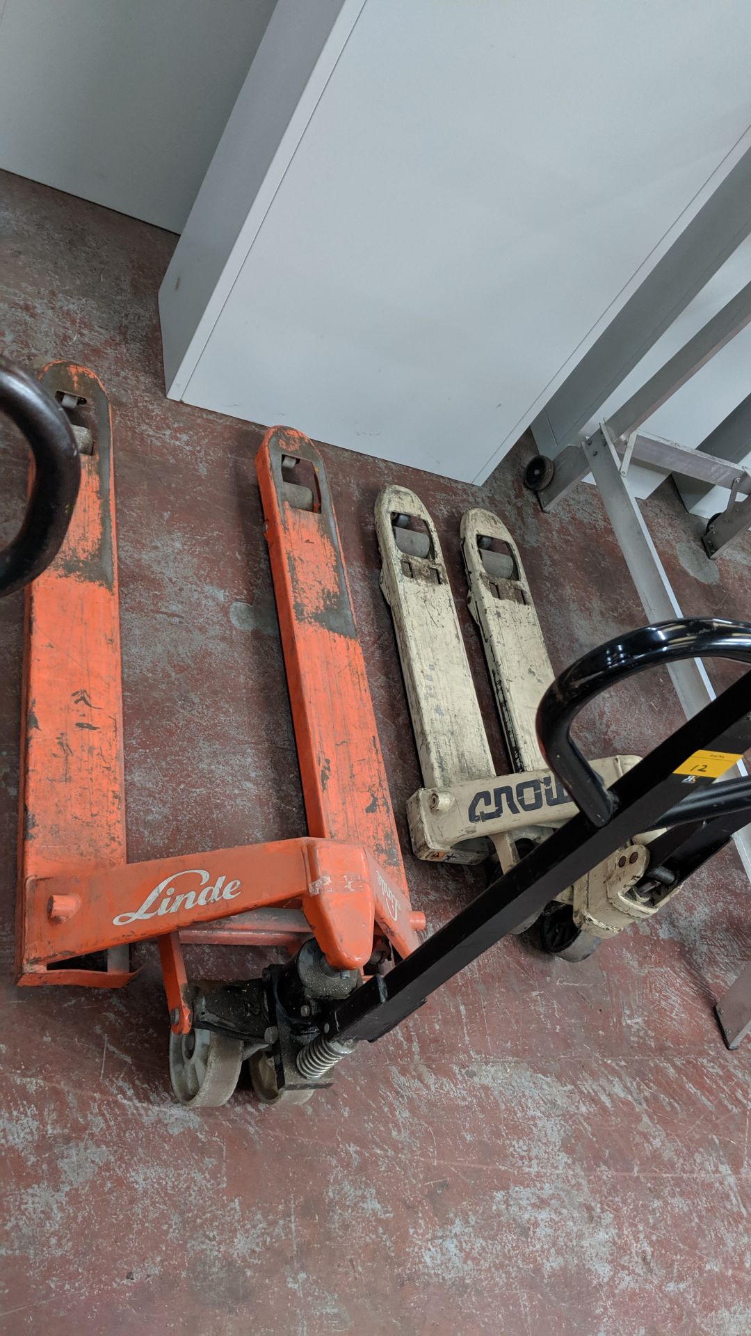 Linde pallet truck. This is one of a number of lots being sold on behalf of the liquidator of a - Image 2 of 2