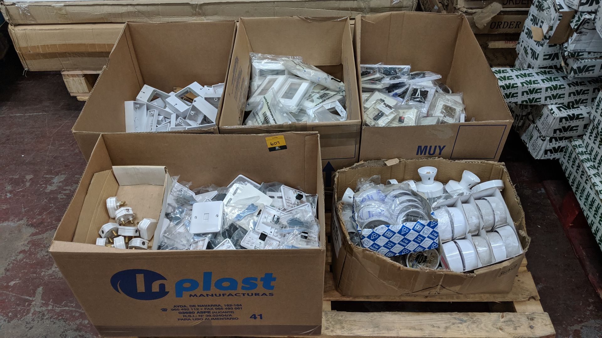 Contents of a pallet consisting of 5 boxes of sockets, switches, pattress boxes & more - pallet