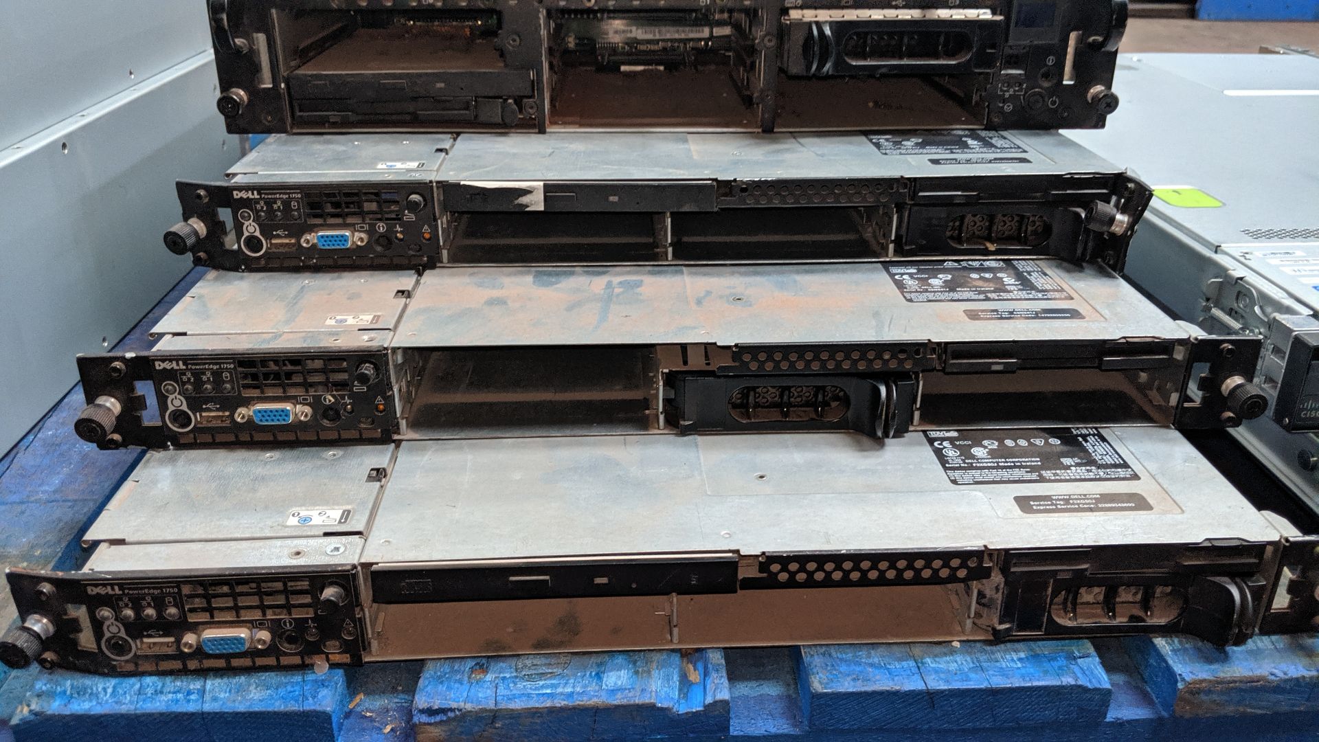 4 off assorted Dell Power Edge rack mountable servers. This is one of a large number of lots being - Image 4 of 7