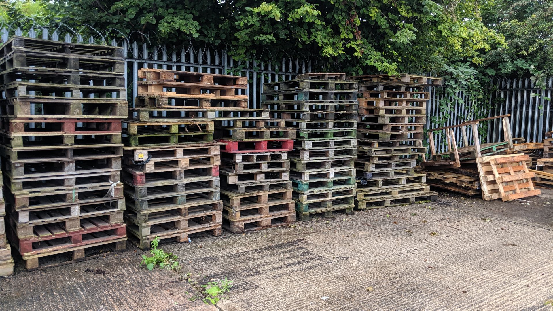 8 stacks of pallets - this lot consists of approx. 110 pallets in total. A strict condition of - Image 6 of 6