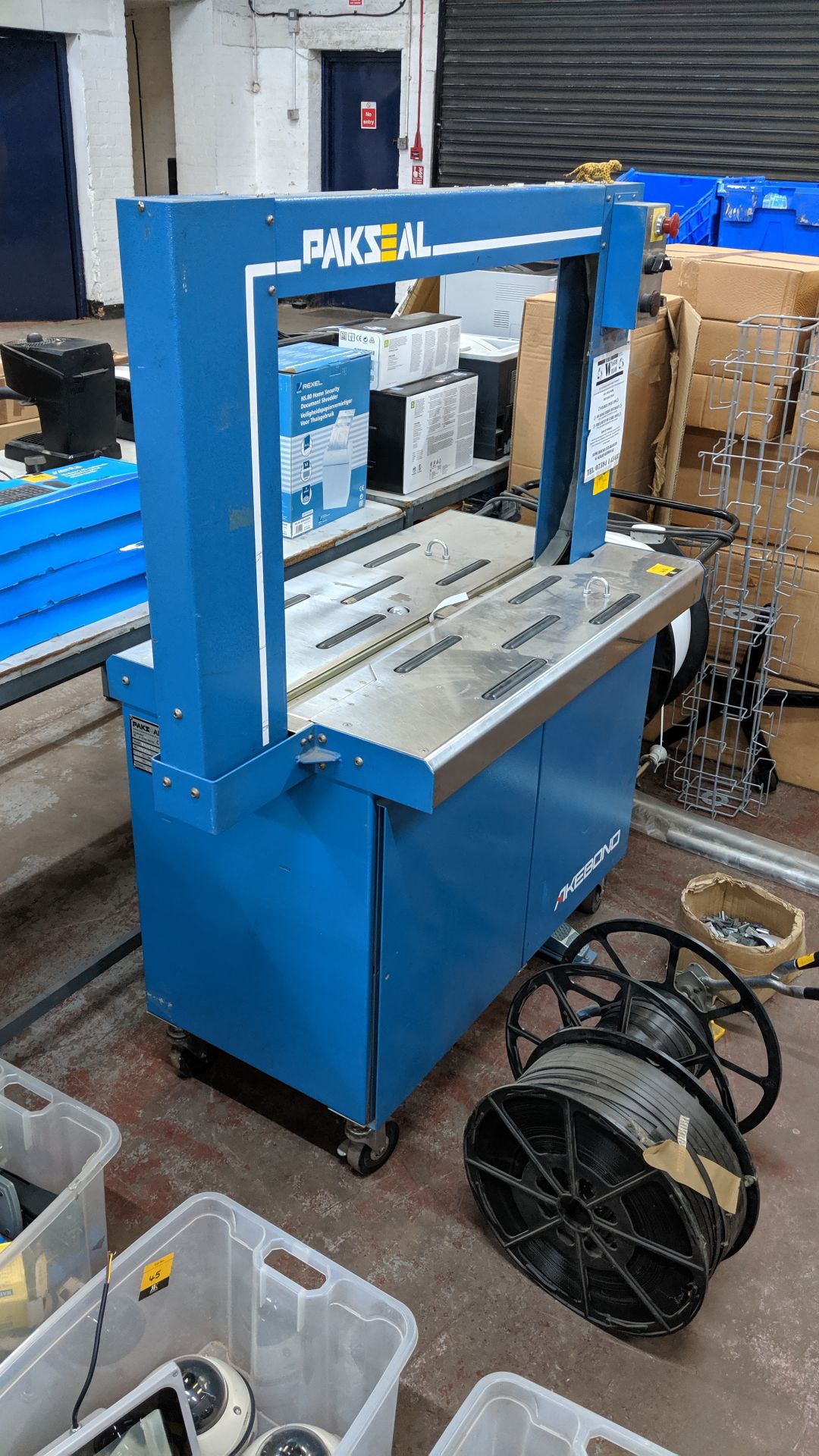 Akebono Pakseal model SX510 auto carton strapping banding machine, includes reel of banding on the - Image 5 of 5