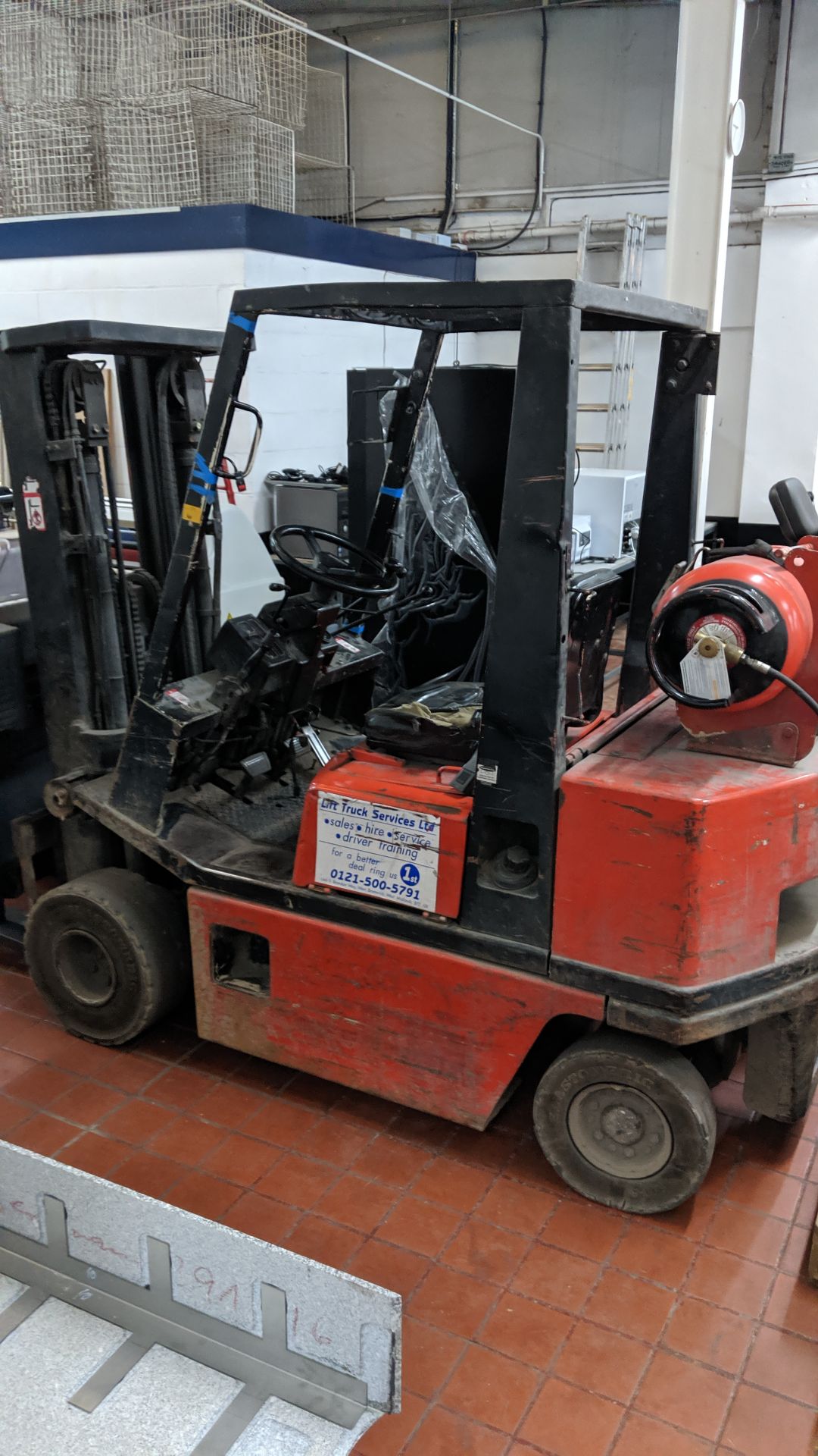 Nissan gas forklift truck - Image 4 of 16