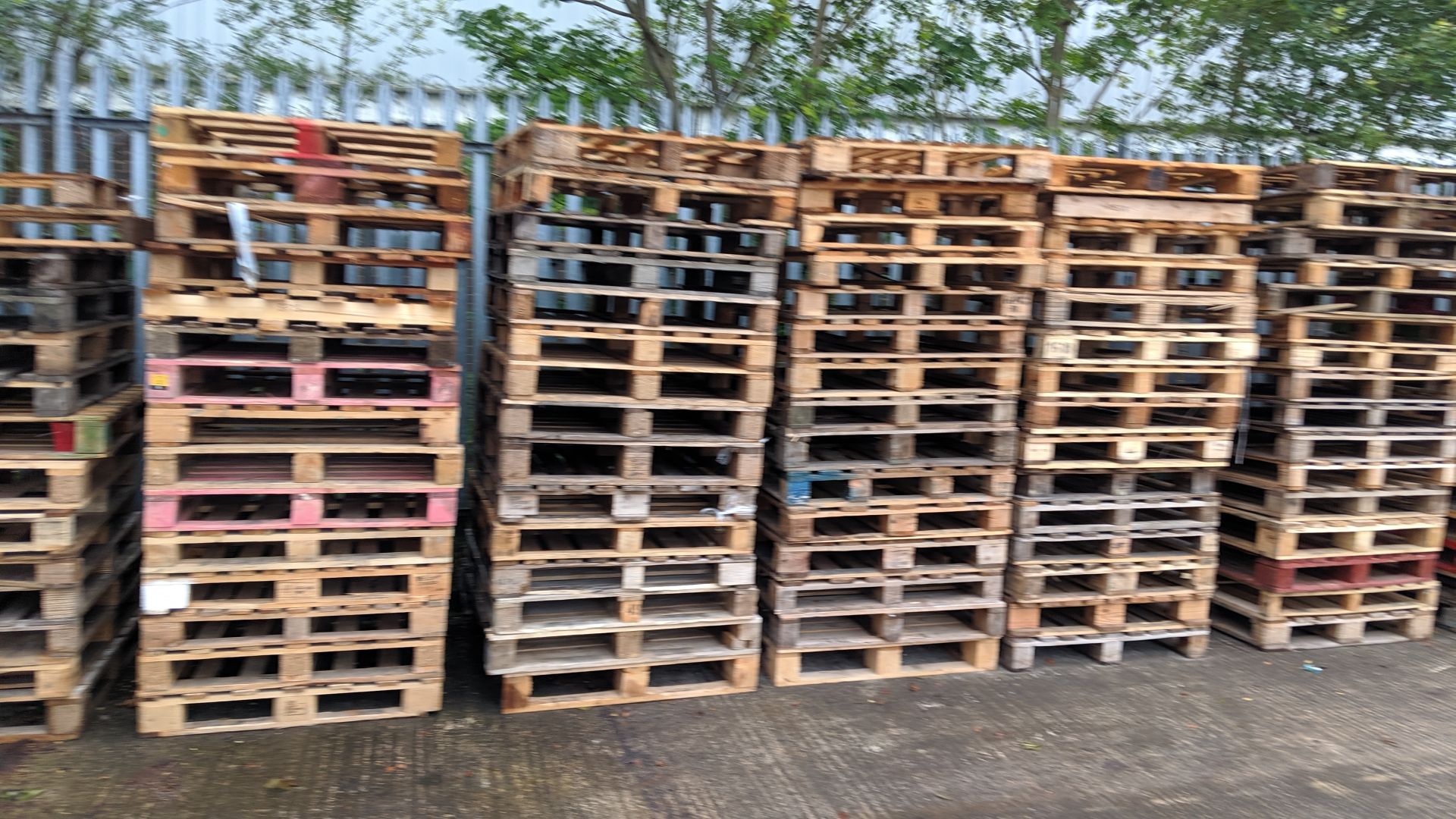 Large quantity of pallets. This lot consists of 9 stacks of full size & Euro pallets (very approx. - Image 8 of 10