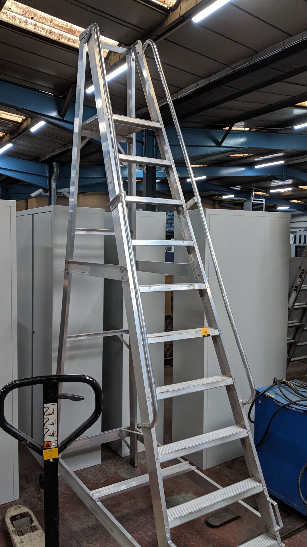 Very large library steps/industrial warehouse stepladders, with handrails on both sides, max. - Image 3 of 4