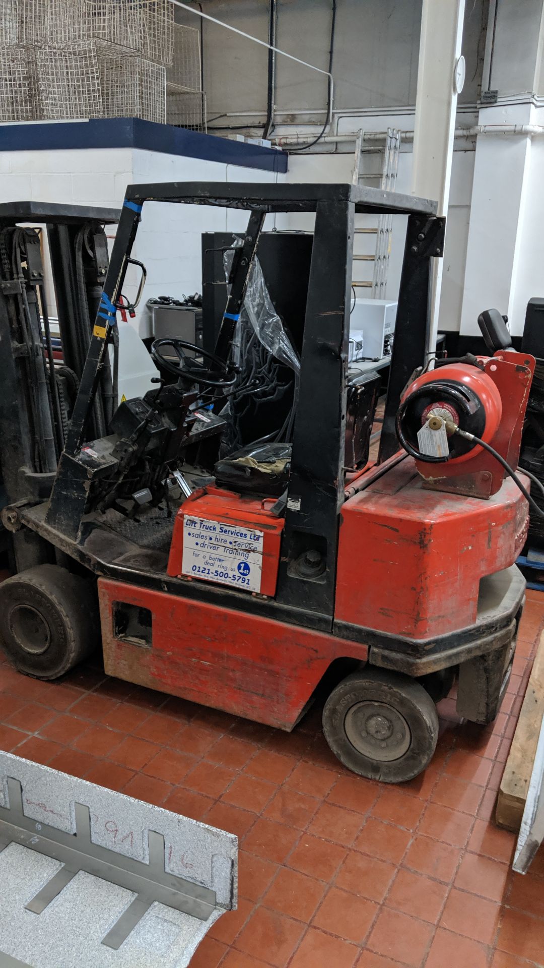 Nissan gas forklift truck - Image 5 of 16