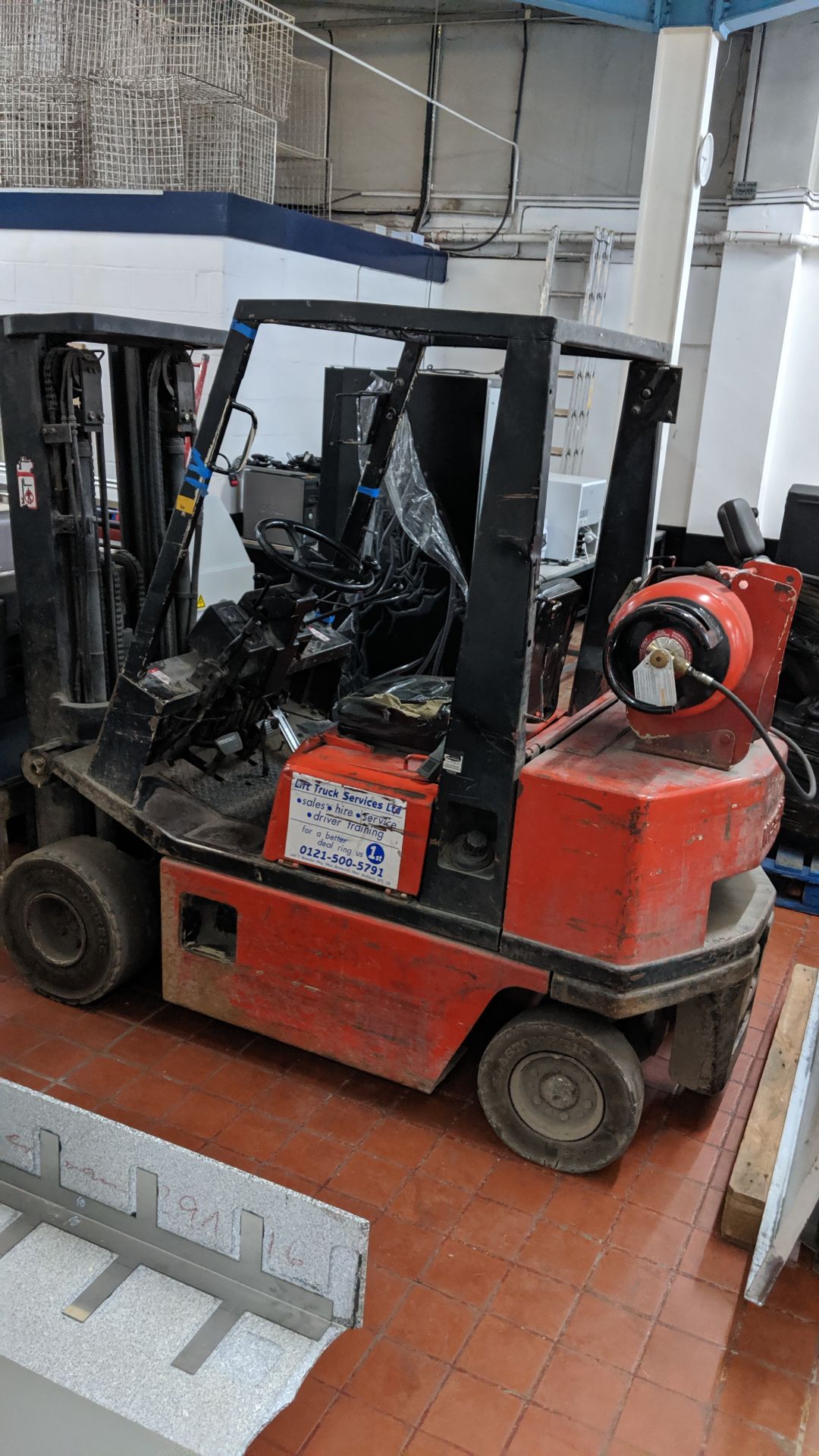 Nissan gas forklift truck - Image 6 of 16