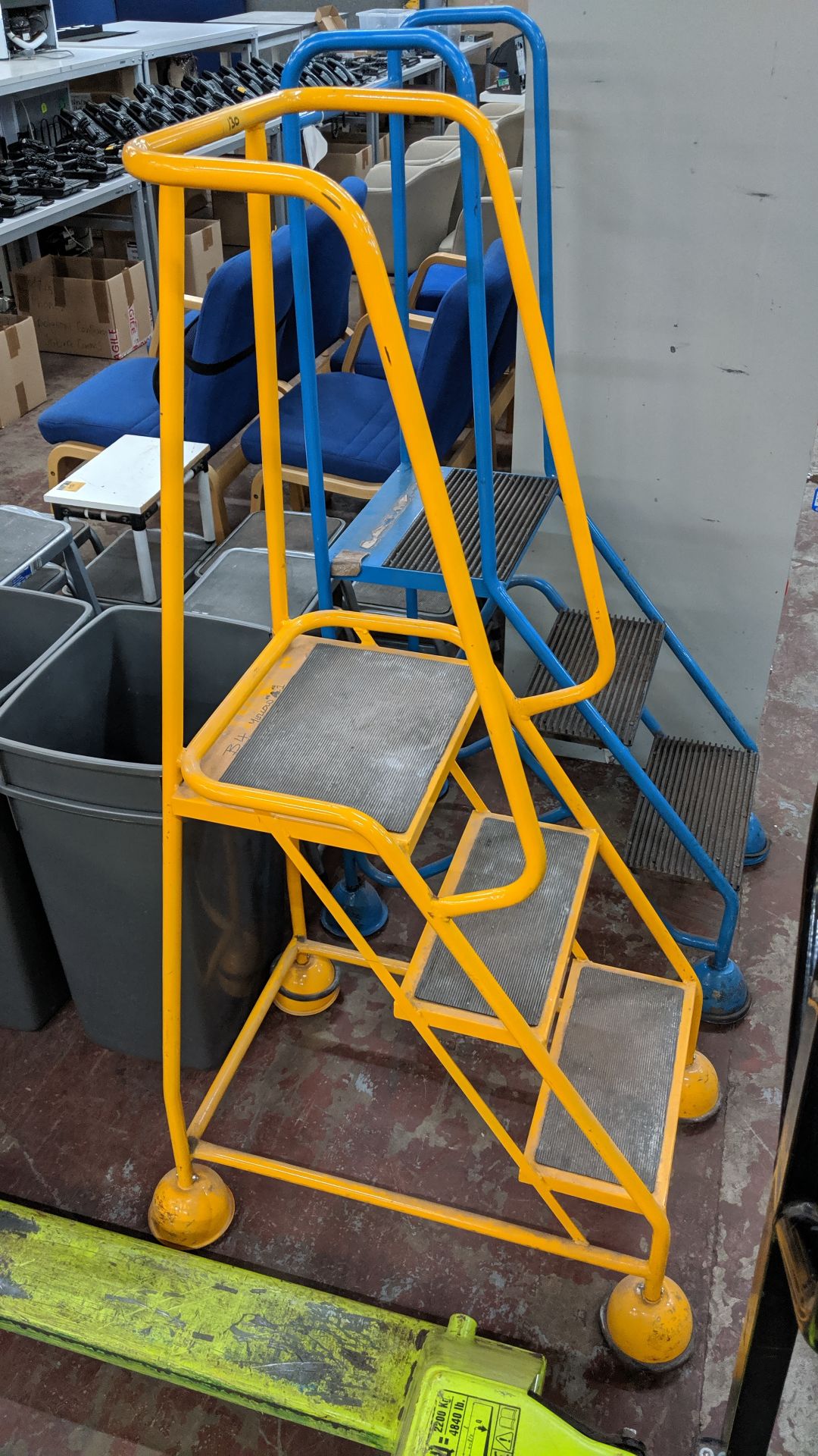 Yellow mobile metal access/mini library steps. This is one of a large number of lots being sold on - Image 2 of 2