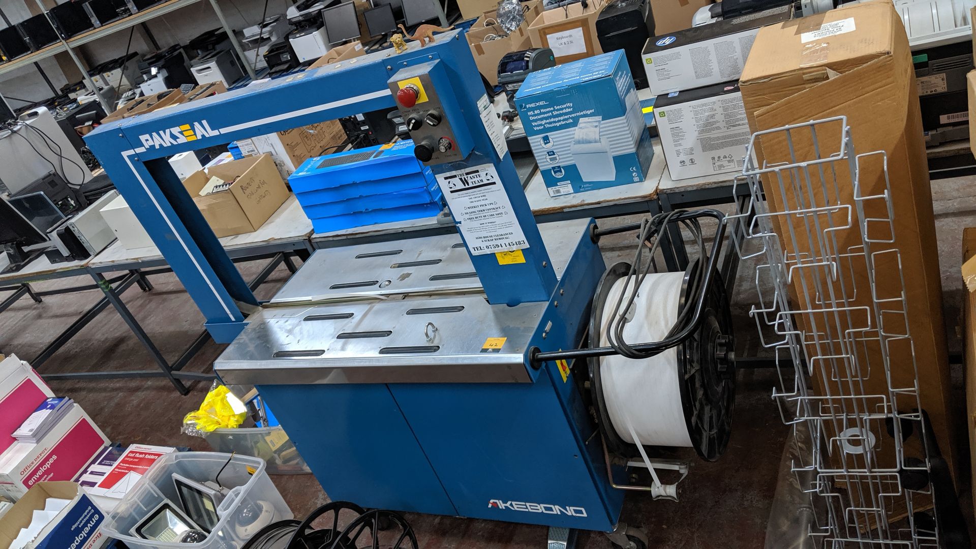 Akebono Pakseal model SX510 auto carton strapping banding machine, includes reel of banding on the - Image 2 of 5