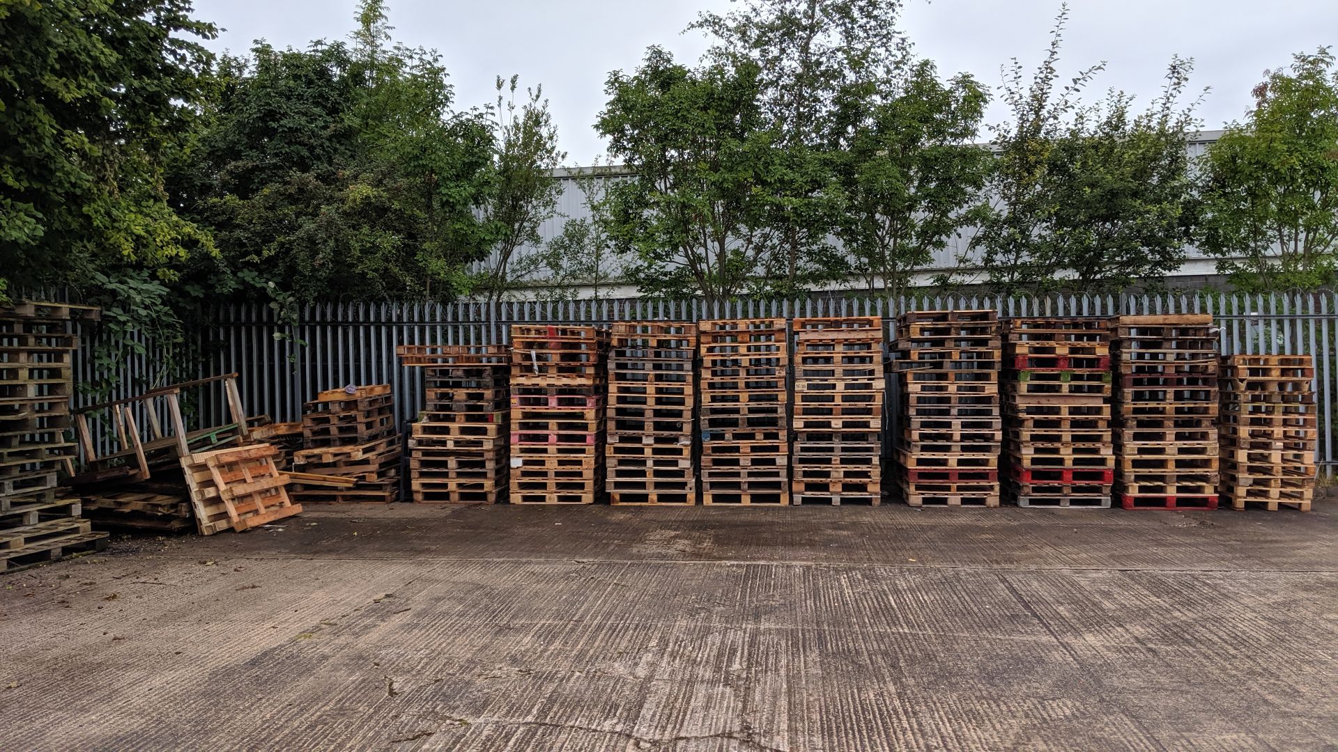 Large quantity of pallets. This lot consists of 9 stacks of full size & Euro pallets (very approx. - Image 3 of 10