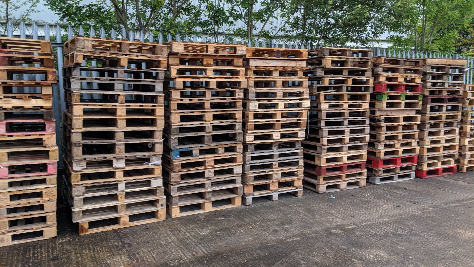 Large quantity of pallets. This lot consists of 9 stacks of full size & Euro pallets (very approx. - Image 9 of 10