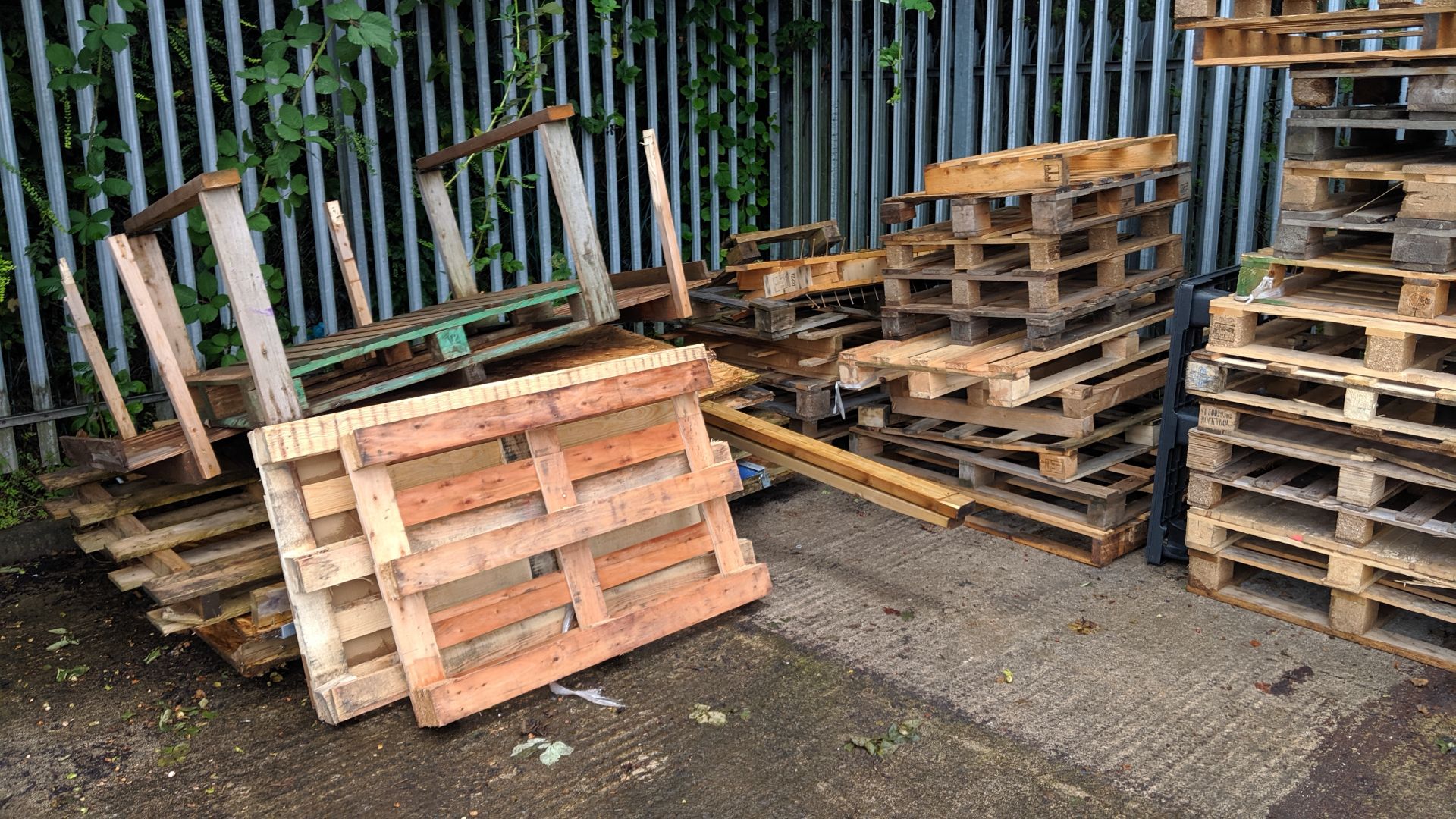 Large quantity of pallets. This lot consists of 9 stacks of full size & Euro pallets (very approx. - Image 4 of 10