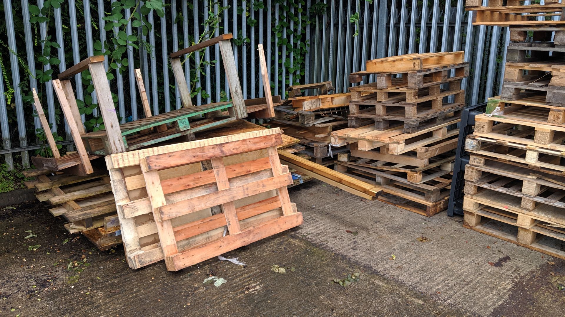 Large quantity of pallets. This lot consists of 9 stacks of full size & Euro pallets (very approx. - Image 5 of 10